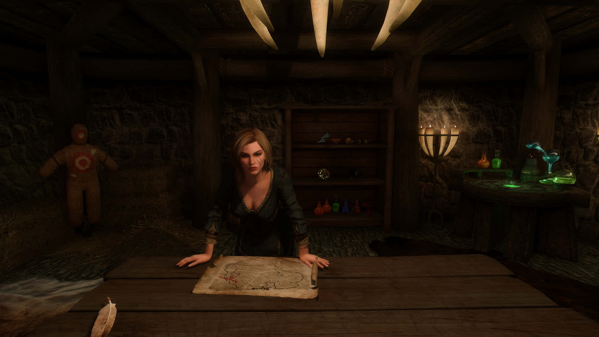 Skyrim Delphine 桌布 壁紙 — 一位女士在昏暗的鄉村石室中，有木樑和發光的綠色藥水，正在檢查桌上的地圖。