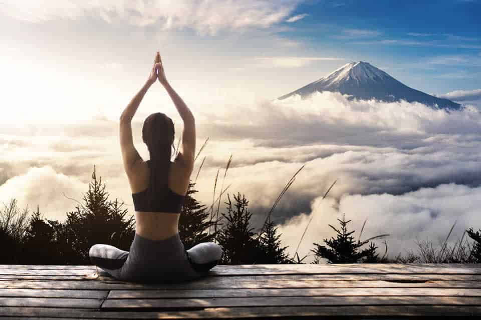 山景 桌布 壁紙 — 一位女士在木製甲板上練習瑜伽，俯瞰雲海，遠處富士山巍然聳立。