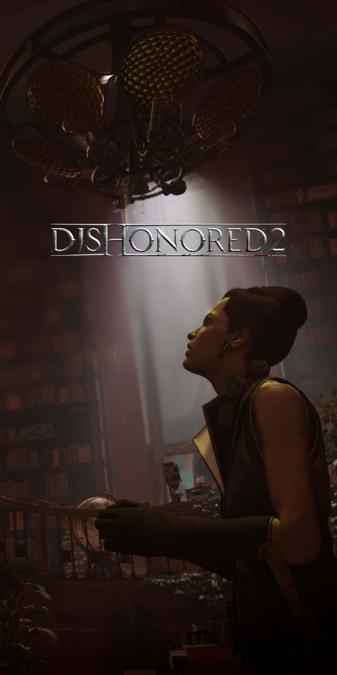 Pixel 3 Dishonored 2 桌布 壁紙 — 一位女士在燈光昏暗的圖書館中仰望華麗的吊燈，溫暖的光線從她身後的窗戶透進來。