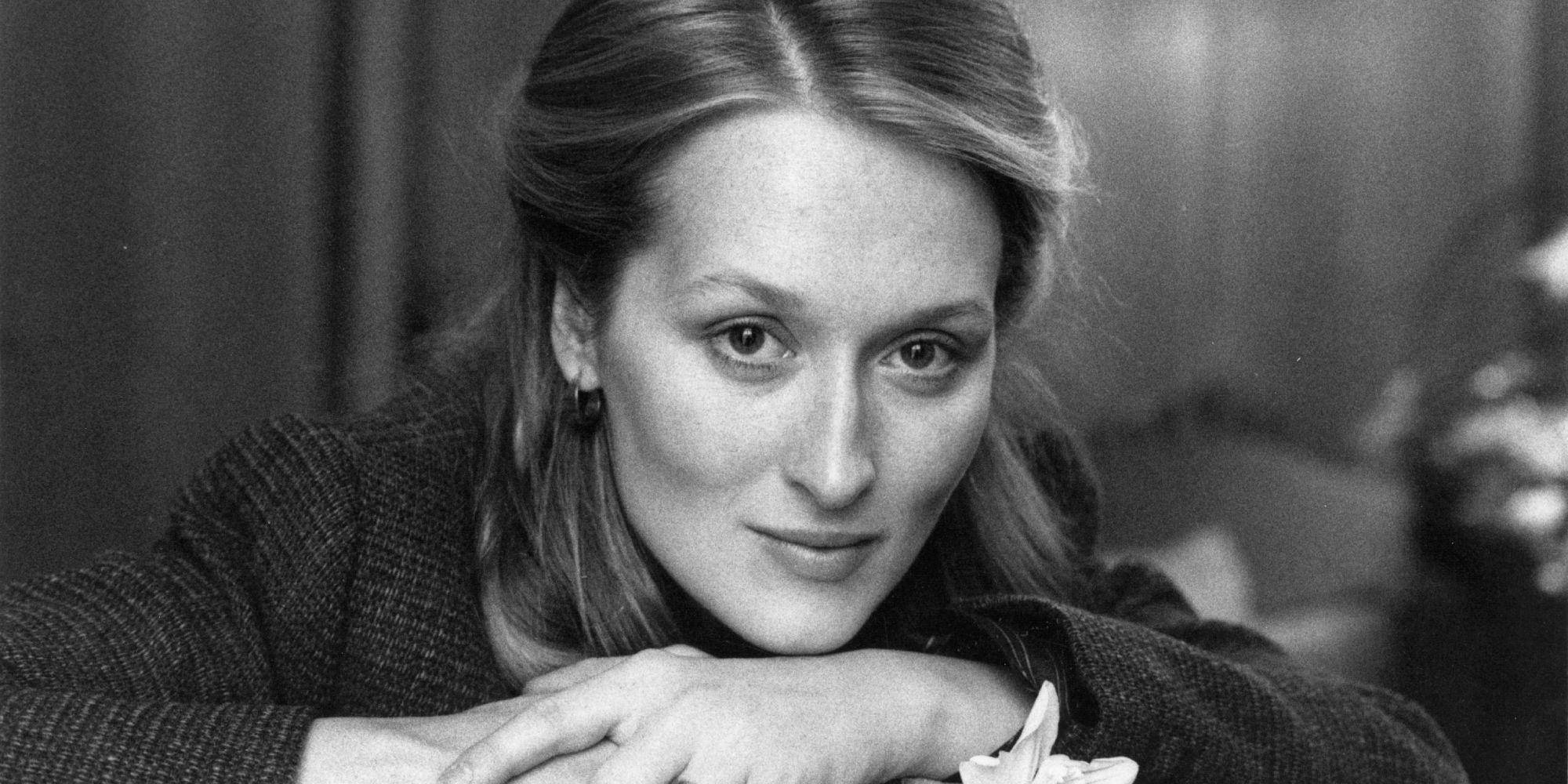 Meryl Streep 桌布 壁紙 — 一位女士將下巴擱在手上，眼神溫柔的黑白肖像。