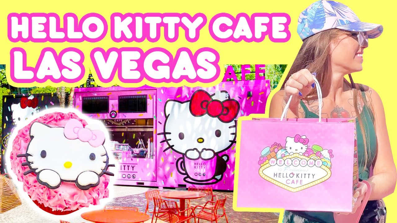 Hello Kitty 桌布 壁紙 — 一位女士微笑著，手持一個粉紅色Hello Kitty咖啡袋，站在一個充滿活力的粉紅色主題咖啡館前，裡面有巨大的卡通角色和明亮的橙色桌子。