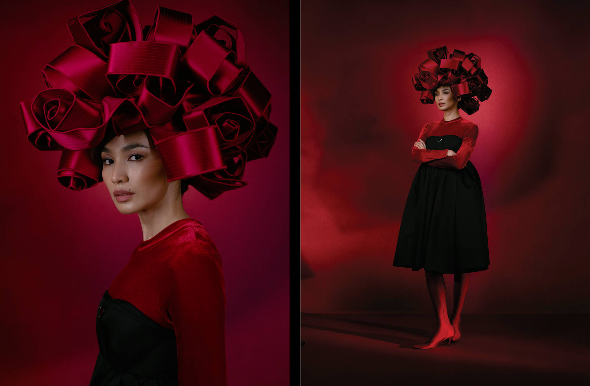 Gemma Chan 桌布 壁紙 — 一位女士戴著戲劇性的紅色蝴蝶結頭飾，以深紅色攝影棚背景為襯，交叉雙臂擺出大膽的時尚肖像姿勢。