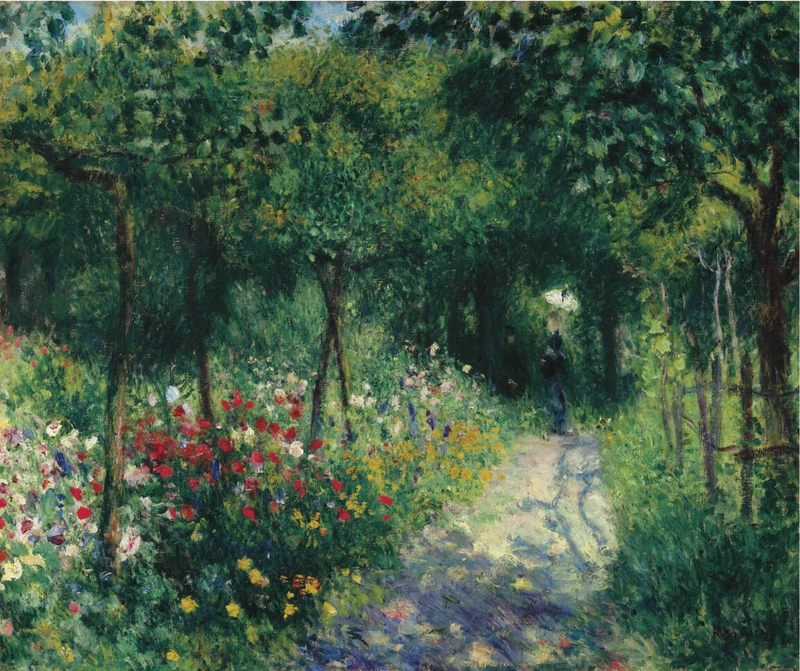 Renoir 桌布 壁紙 — 一位女士撐著傘，沿著一條陽光斑駁的小路走過一個充滿活力的花園，花園裡開滿了五顏六色的花朵和茂密的綠樹。