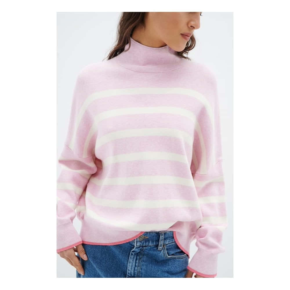Purple Turtle-neck Sweater 桌布 壁紙 — 一位女士穿著柔軟的粉白條紋高領毛衣和藍色牛仔褲，背景為純白色。