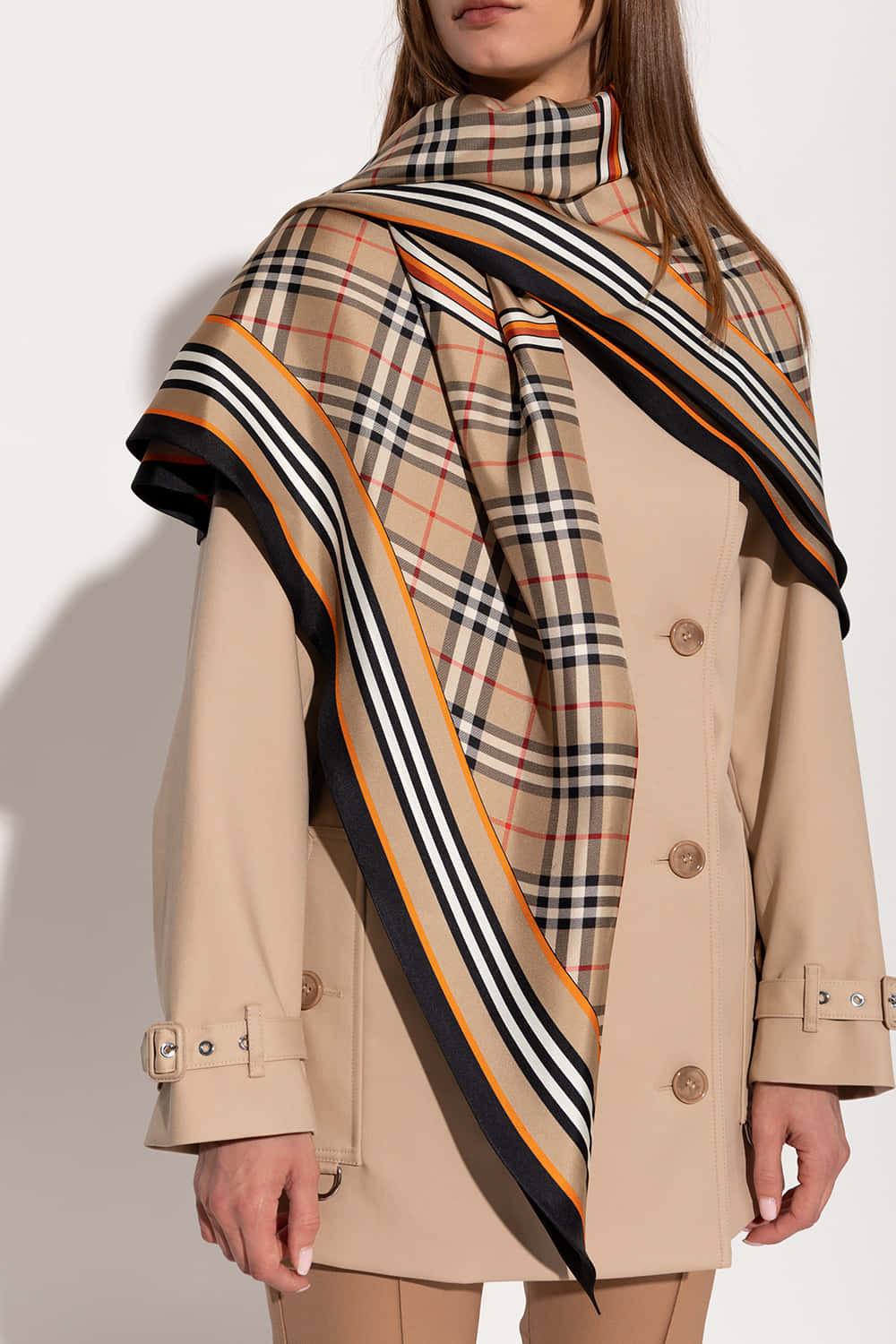Burberry 桌布 壁紙 — 一位女士穿著米色風衣，經典格紋圍巾優雅地披在肩上，背景是純白色。