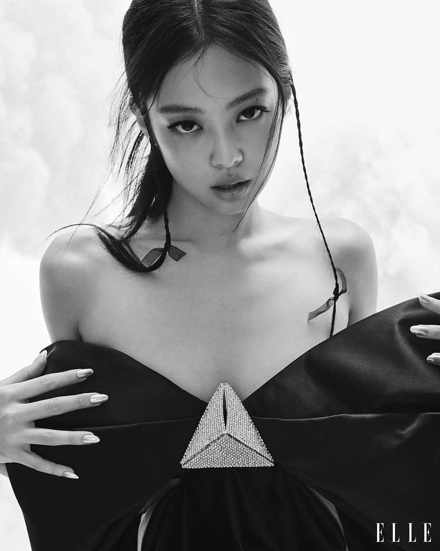 BLACKPINK 桌布 壁紙 — 一位女士穿著露肩禮服，佩戴寶石三角形胸針，引人注目的黑白肖像。
