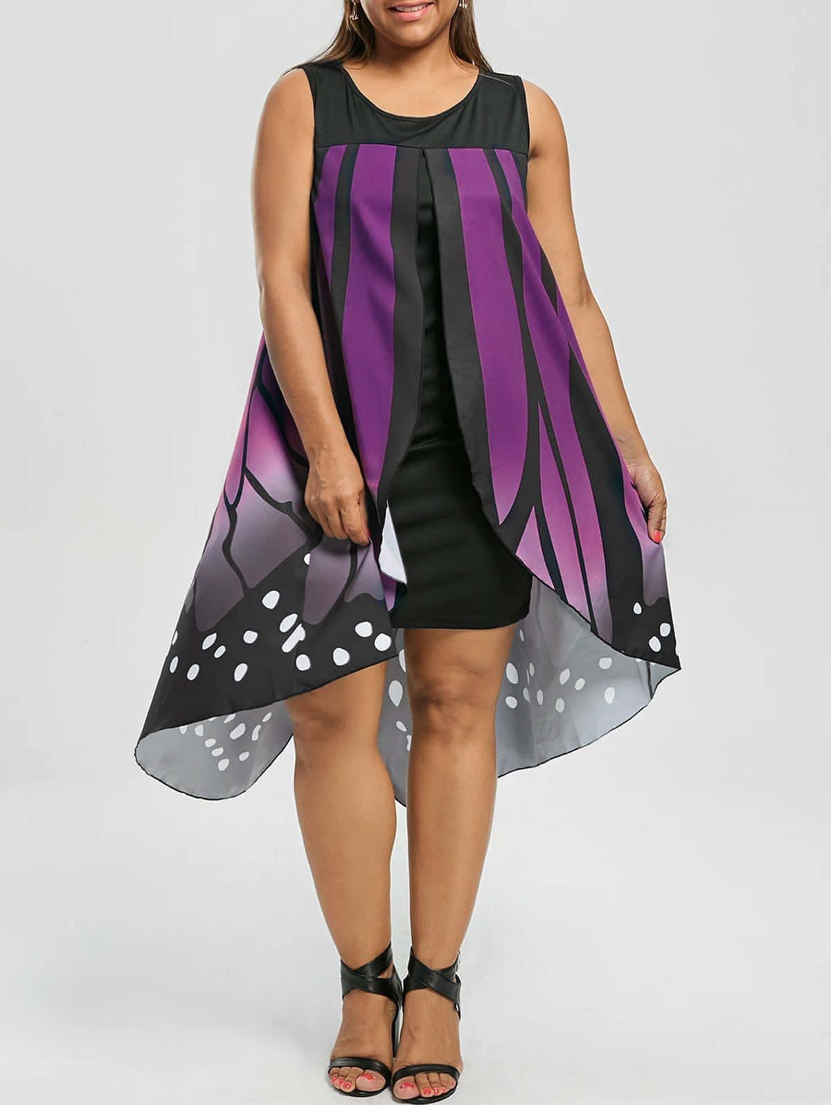 Butterfly Wing Dress 桌布 壁紙 — 一位女士穿著黑色連衣裙，搭配帶有白色斑點的紫色和黑色蝴蝶翅膀披肩。