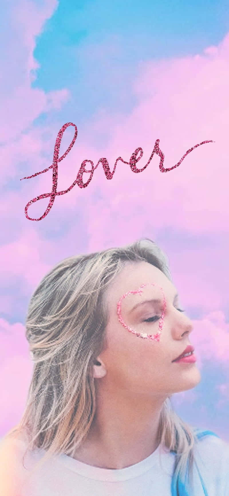 Taylor Swift Lover 桌布 壁紙 — 一位女士臉頰上有閃爍的心形圖案，仰望夢幻的粉藍色天空，上面有閃爍字體的'Lover'字樣。