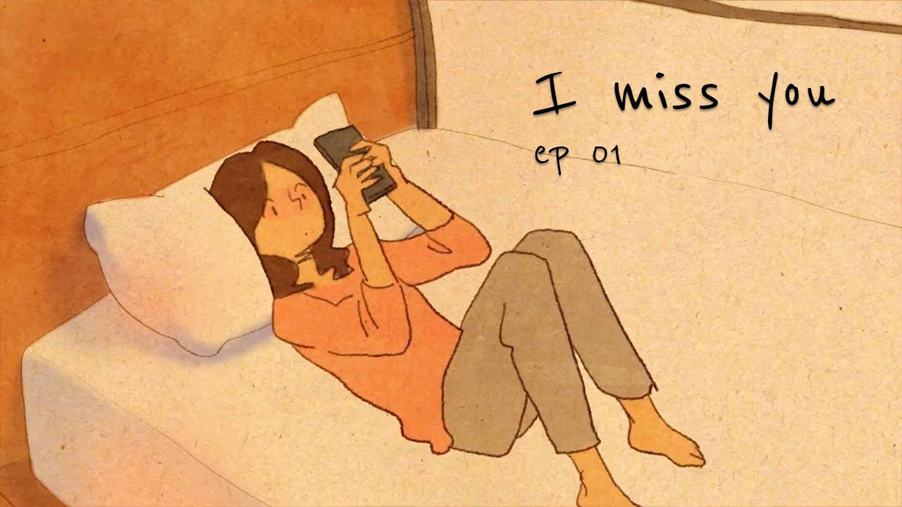 我想你 桌布 壁紙 — 一位女士躺在床上，手持一部手機，旁邊寫著 I miss you ep 01。