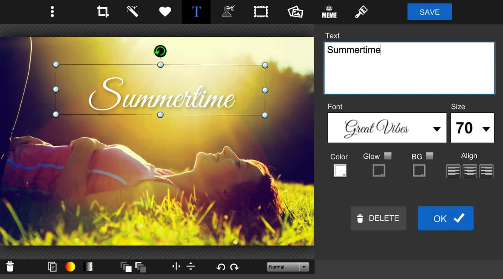 編輯 桌布 壁紙 — 一位女士躺在陽光照耀的草地上，'Summertime' 文字在她上方以溫暖的金色光芒閃耀。