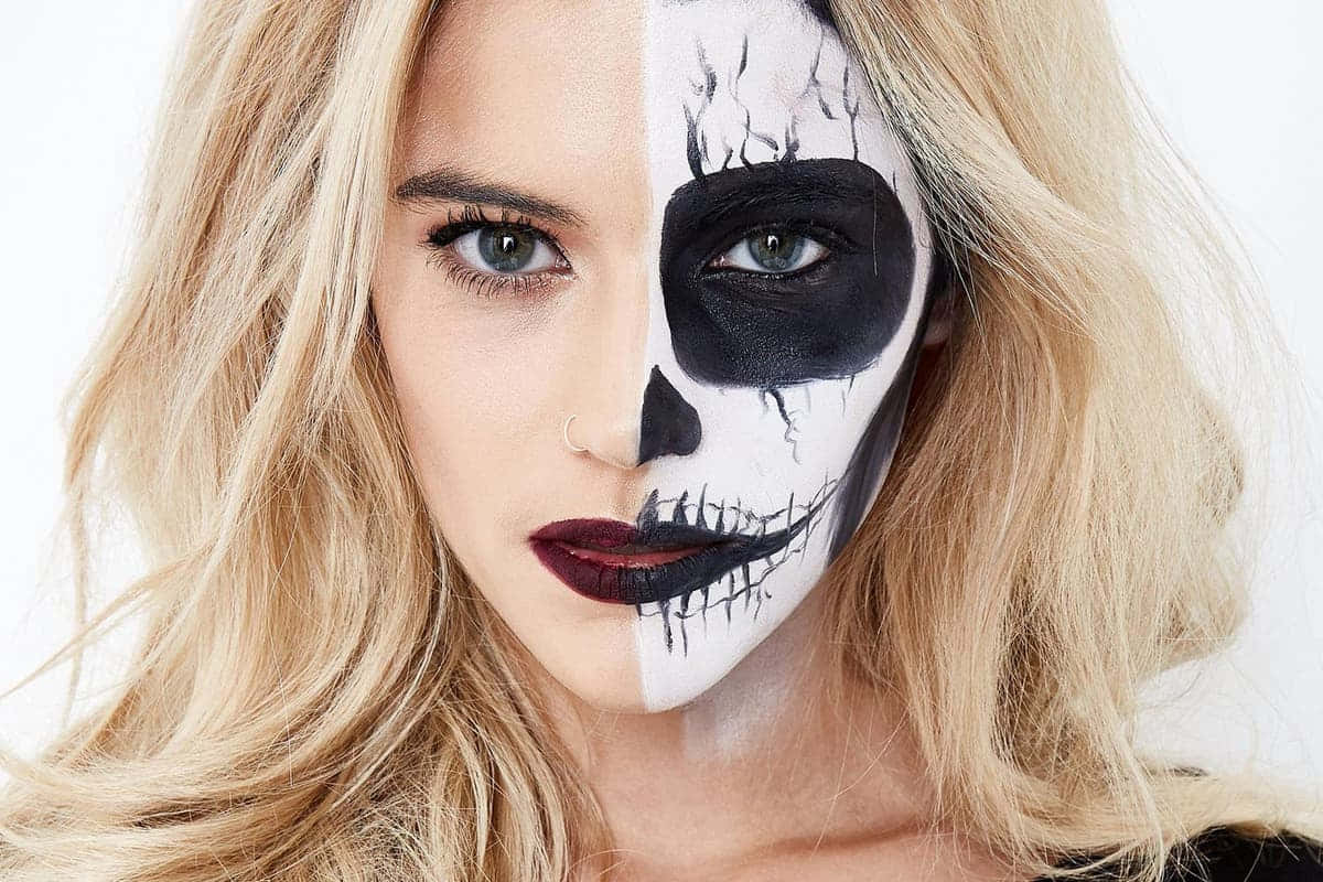 Halloween Face Paint 桌布 壁紙 — 一位女性，半邊臉畫成骷髏，另一半自然，背景為純白色。