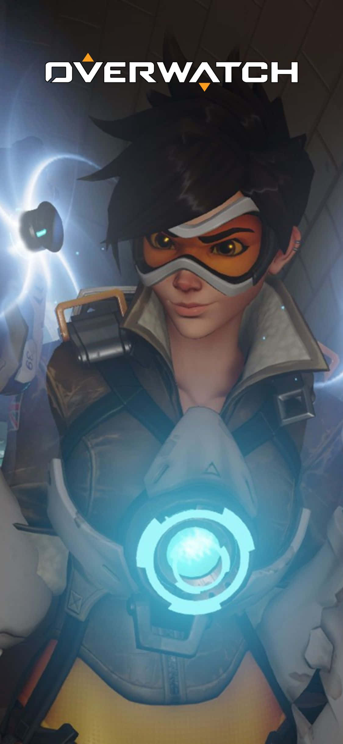 iPhone X Overwatch 桌布 壁紙 — 一位女性《鬥陣特攻》英雄，身穿發光藍色科技裝備和橙色護目鏡，在昏暗的未來場景中凝視前方。