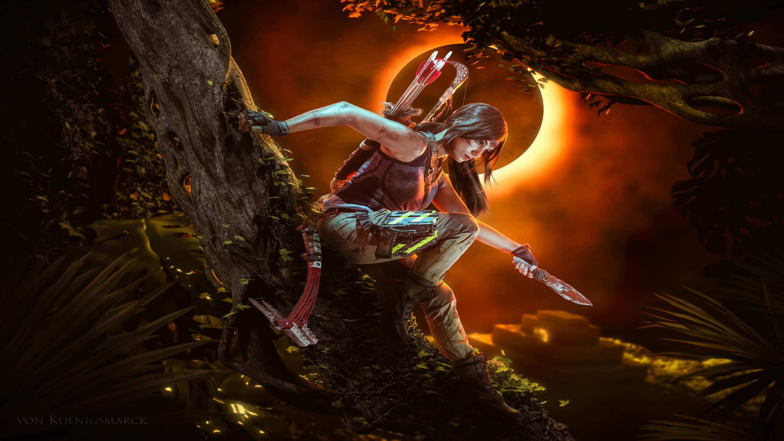 1440p Shadow Of The Tomb Raider 桌布 壁紙 — 一位女性冒險家在茂密的叢林中攀爬長滿苔蘚的樹幹，身後是熾熱的夕陽。