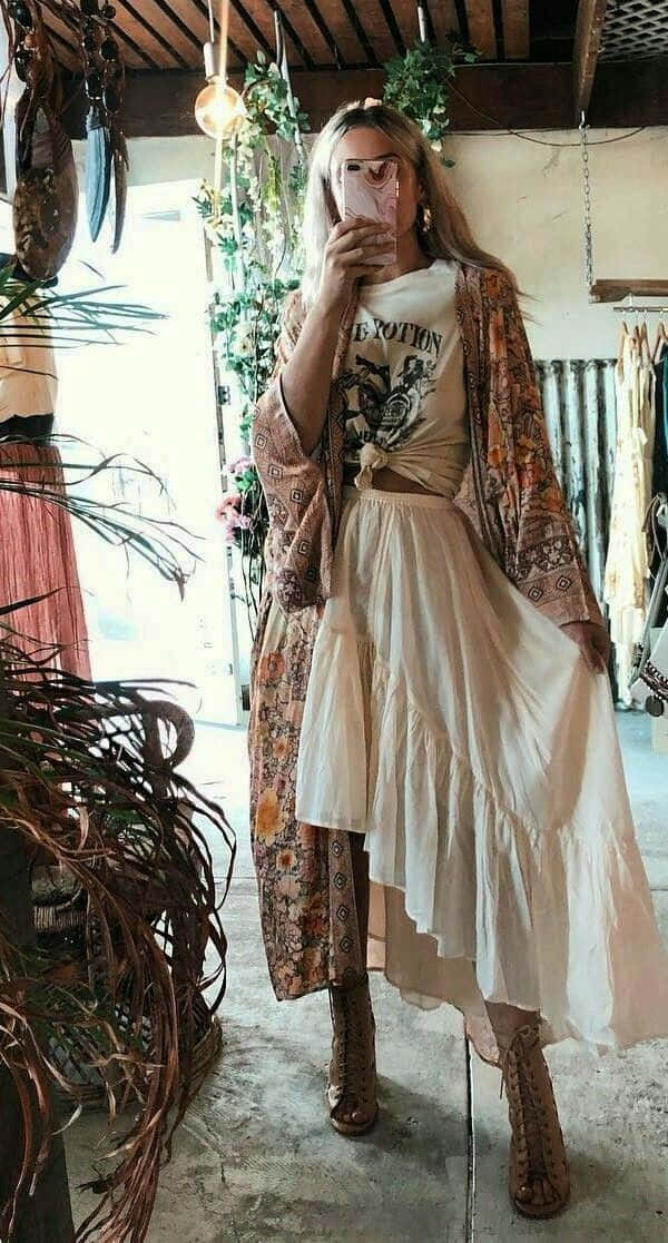 一位女性在室內與植物自拍 壁紙