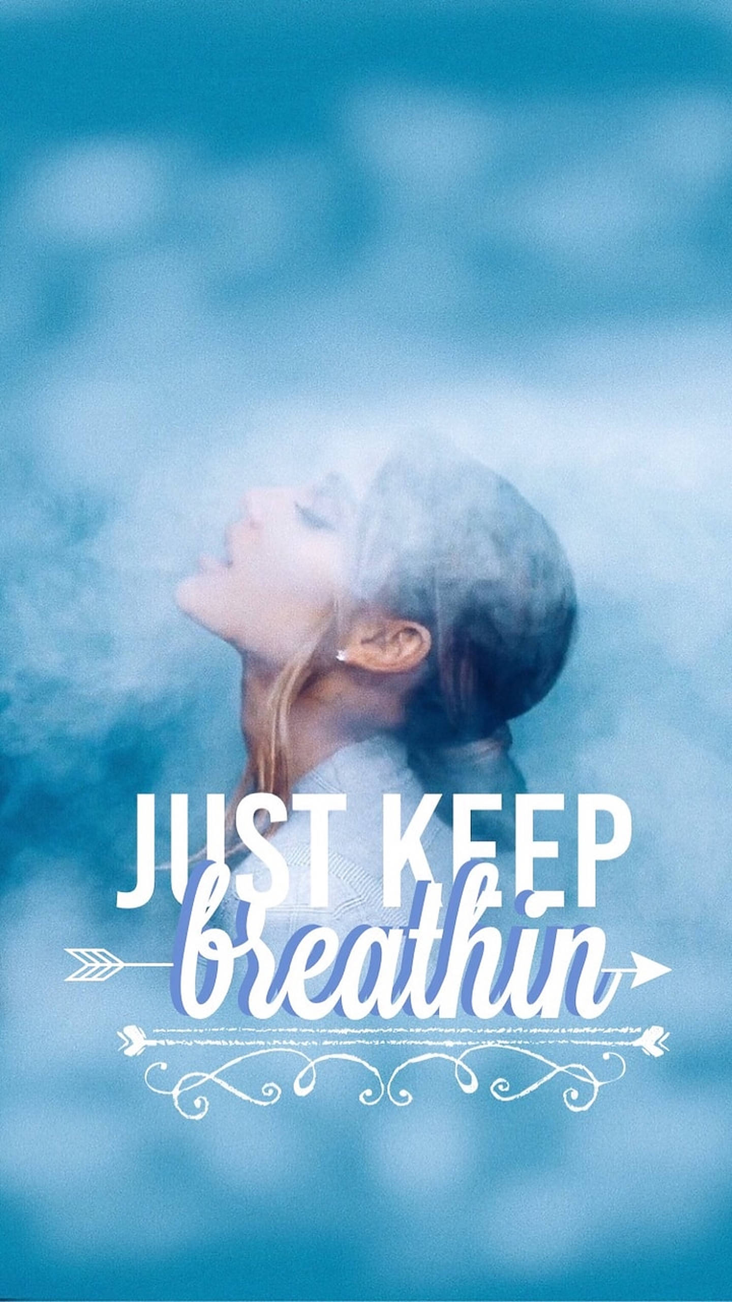呼吸 桌布 壁紙 — 一位女性在柔和藍色背景上呼出煙霧，並疊加「just keep breathin」字句。