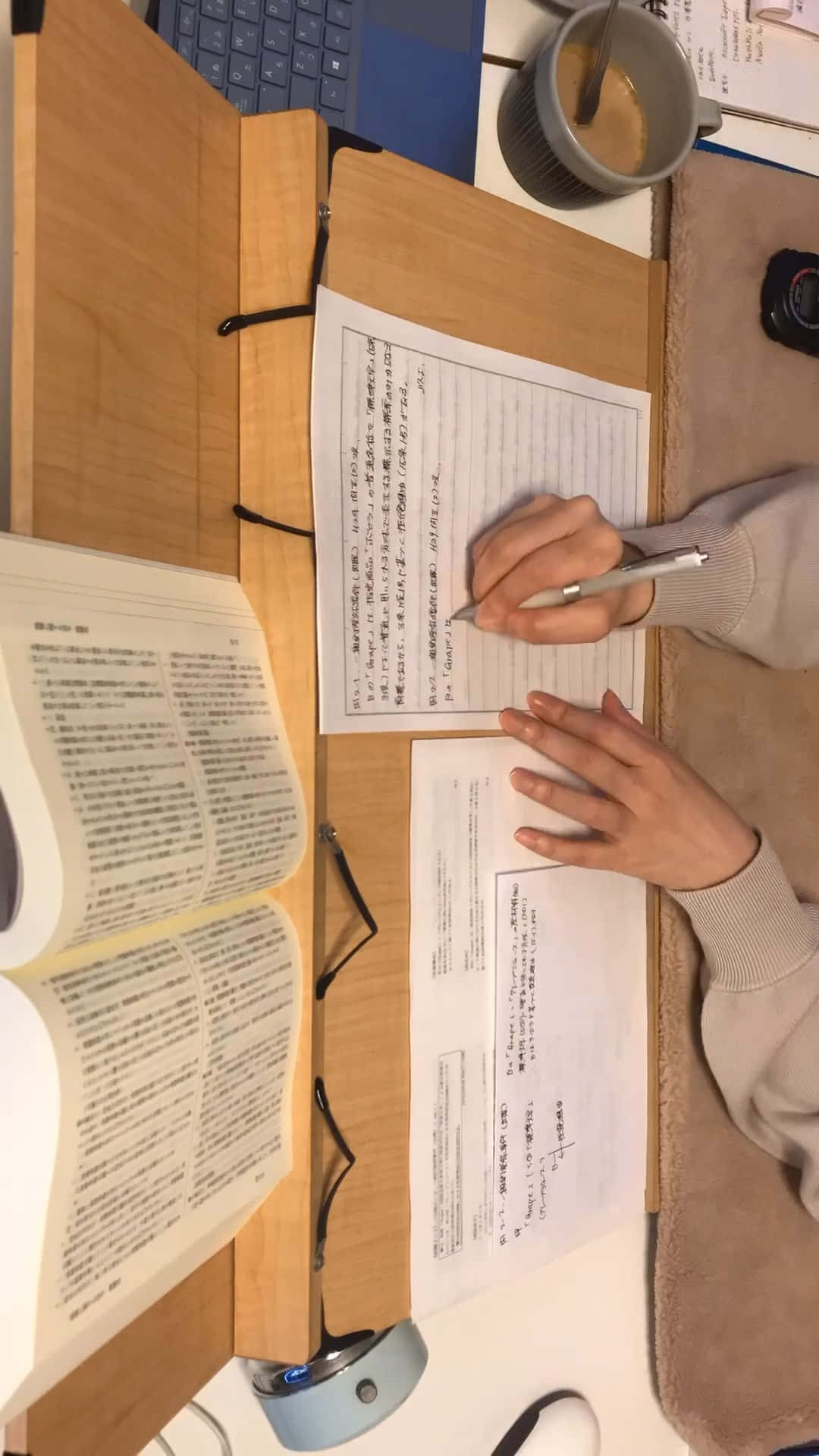 一位女性在翻開的書本中書寫 壁紙