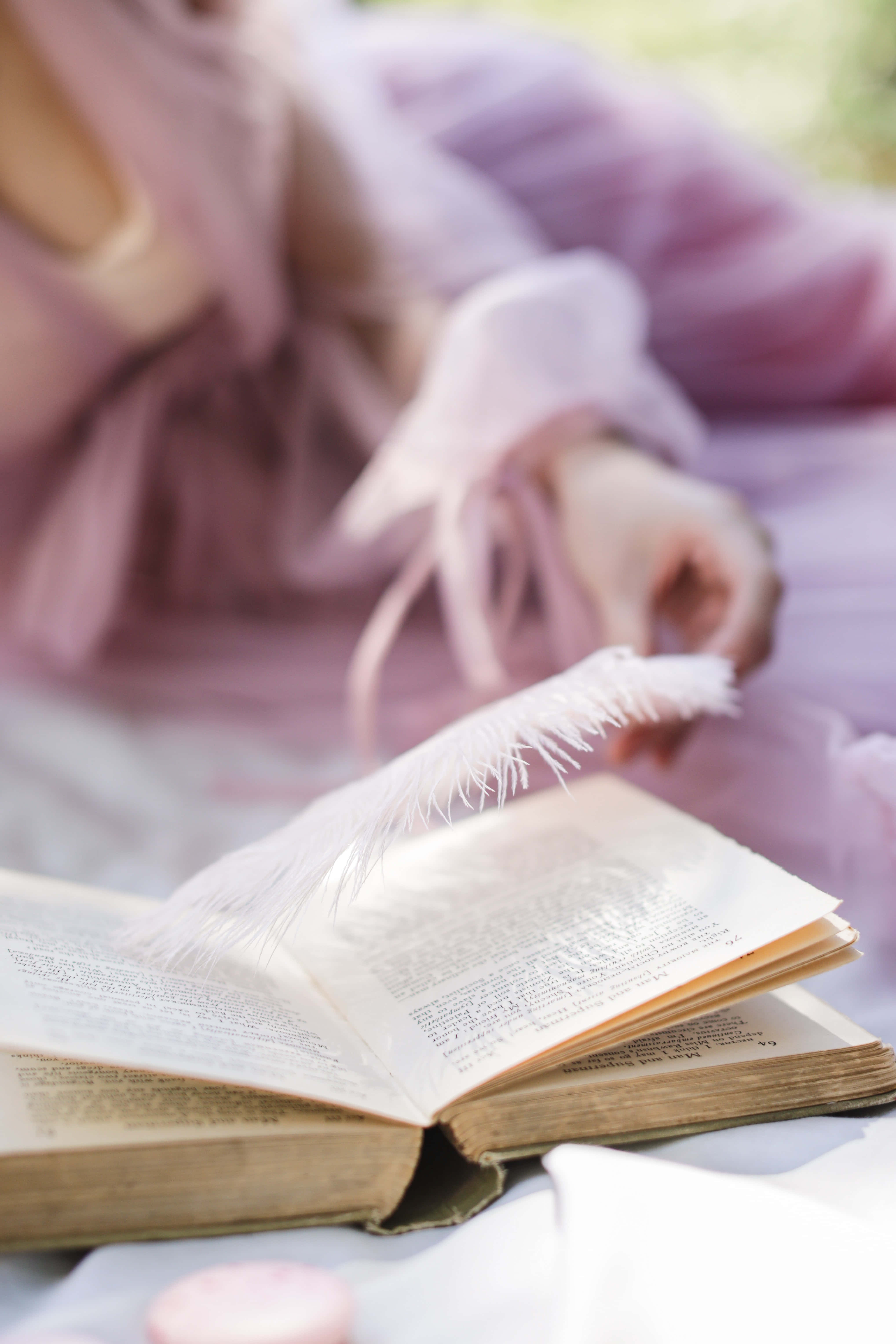 一位女性正在閱讀一本書 壁紙
