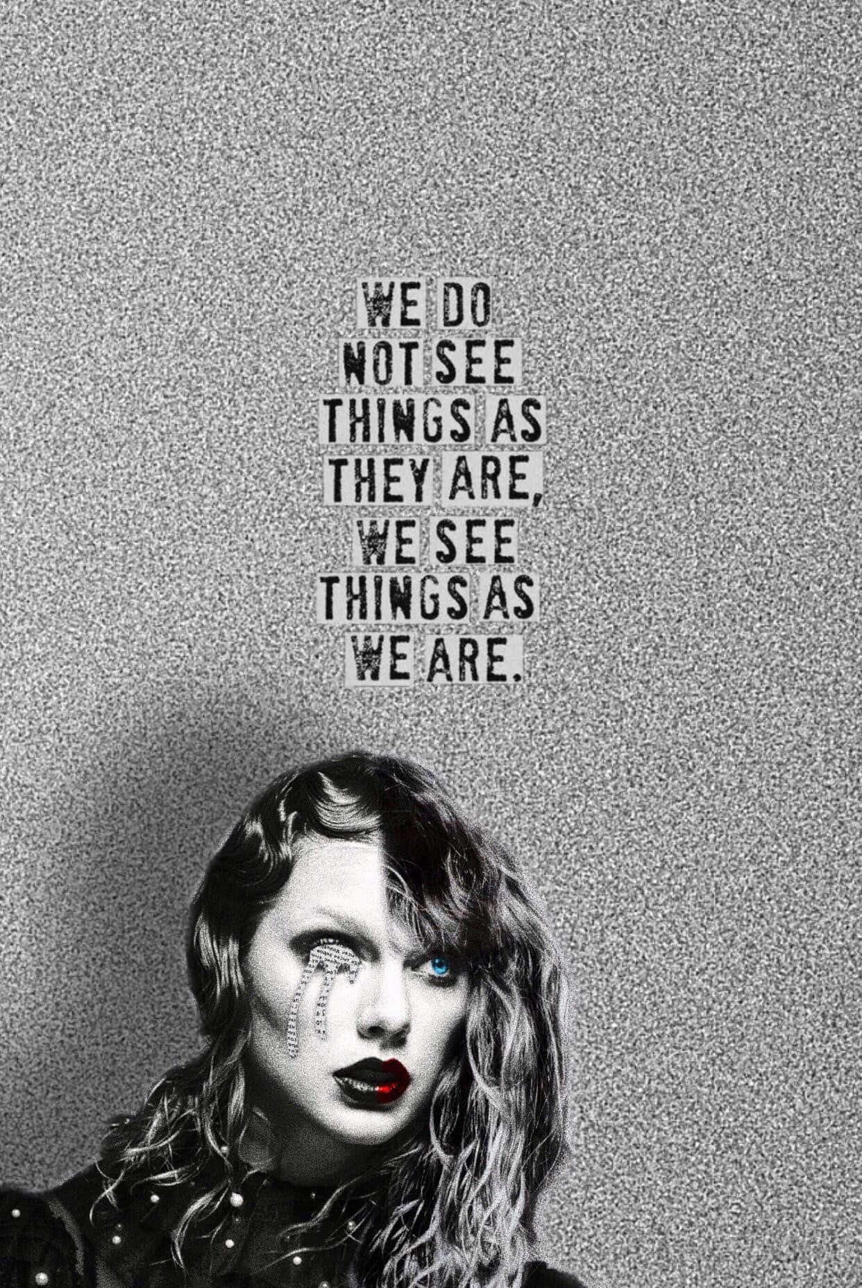 Taylor Swift Lyrics 桌布 壁紙 — 一位女性的黑白肖像，有一隻藍色眼睛和鑽石淚珠，上面覆蓋著一句引言「我們不是看到事物本來的樣子，而是看到我們自己的樣子」，背景粗糙。