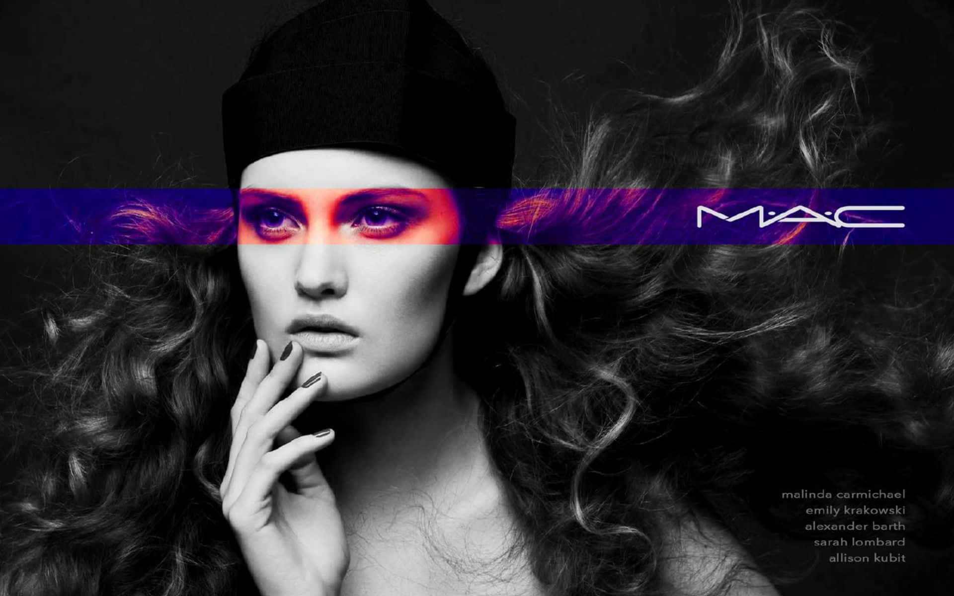 Mac Cosmetics 桌布 壁紙 — 一位女性的黑白肖像，眼睛周圍帶有發光的紅色和紫色化妝點綴，以及一條帶有MAC標誌的醒目紫色條紋。