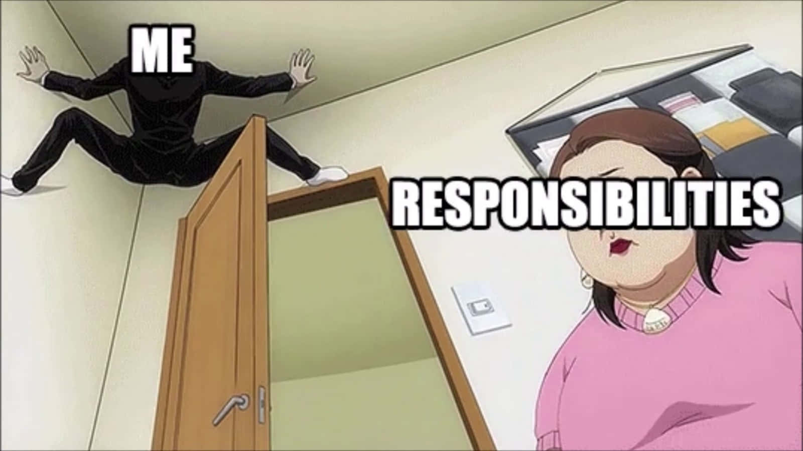 一位女性站在有門的房間裡 壁紙