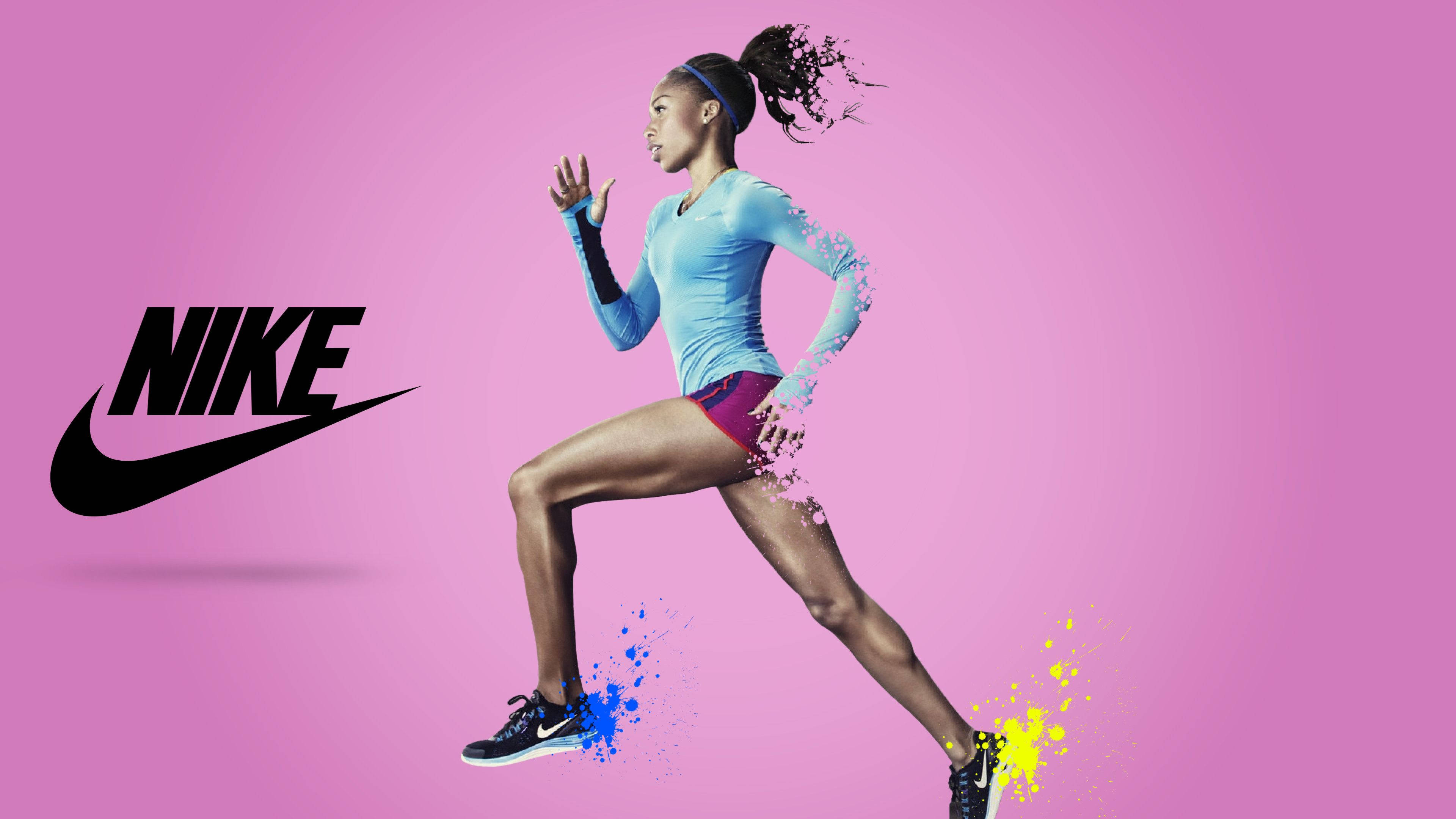 nike girl 桌布 壁紙 — 一位女性跑者在粉紅色背景上移動，帶有彩色油漆飛濺和Nike標誌。