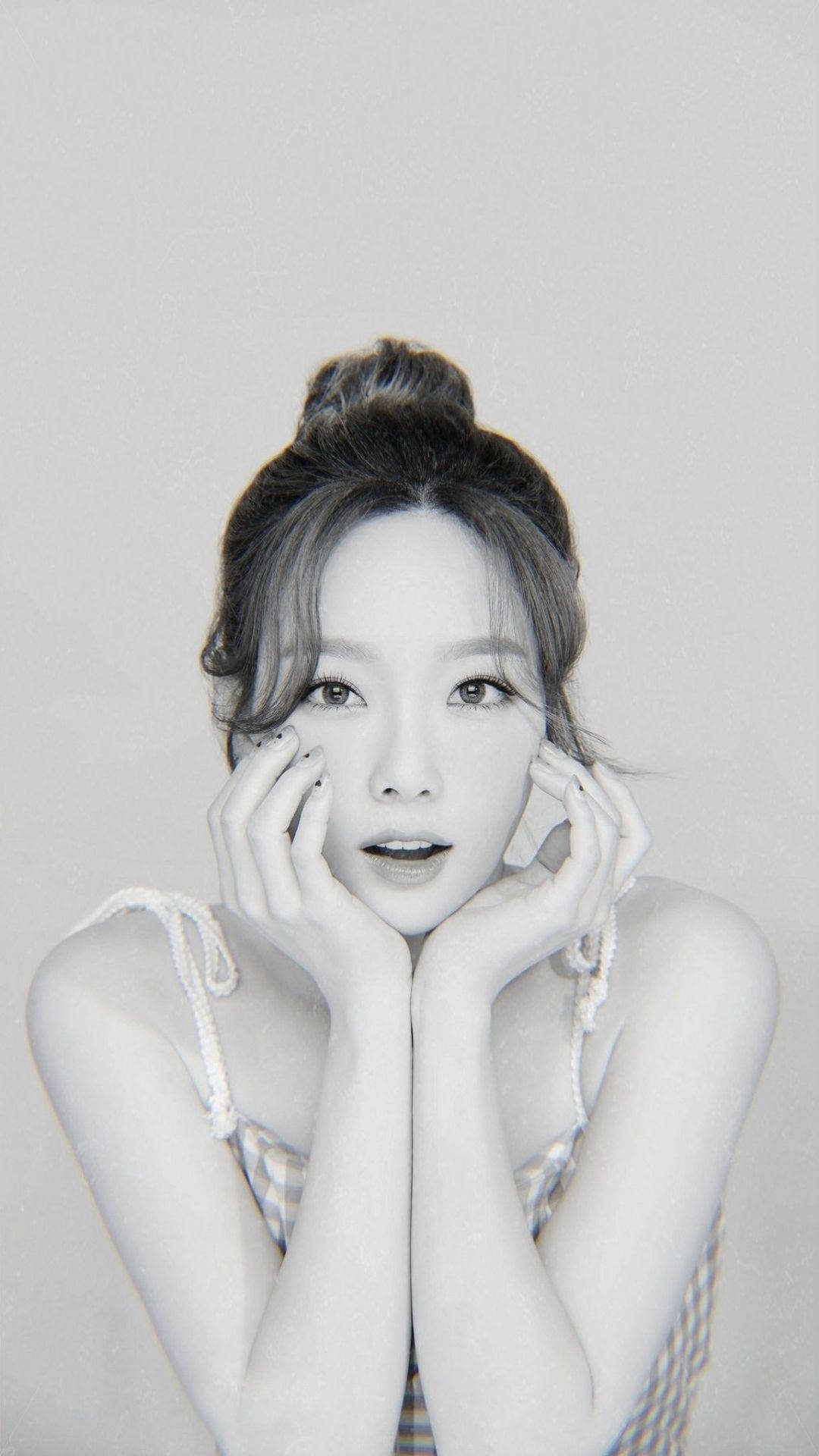 Taeyeon 桌布 壁紙 — 一位女性雙手托腮，在純色背景前的黑白肖像。