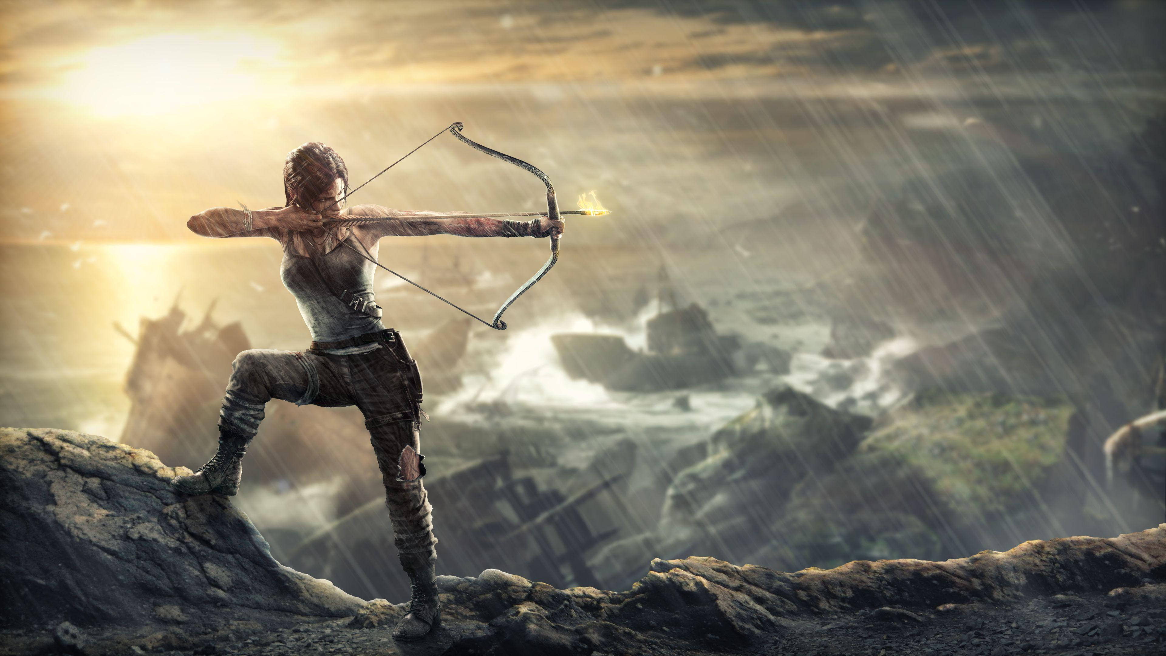 Tomb Raider Game 桌布 壁紙 — 一位女戰士在暴風雨中的懸崖上拉弓搭箭，箭矢燃燒，俯瞰夕陽下廢墟中的城市。