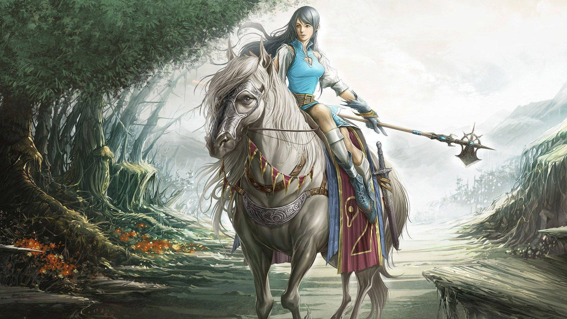 game 桌布 壁紙 — 一位女戰士騎著一匹雄偉的白馬，穿過霧氣瀰漫的森林山谷，手持一把帶刺的斧頭。