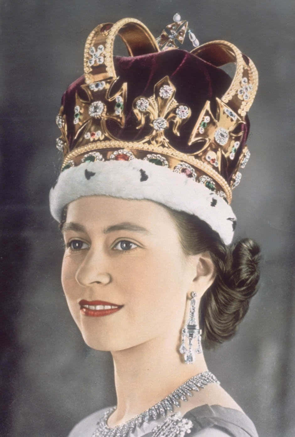 Queen Elizabeth 桌布 壁紙 — 一位女王的威嚴肖像，戴著華麗的珠寶王冠和鑽石耳環，背景是深色。