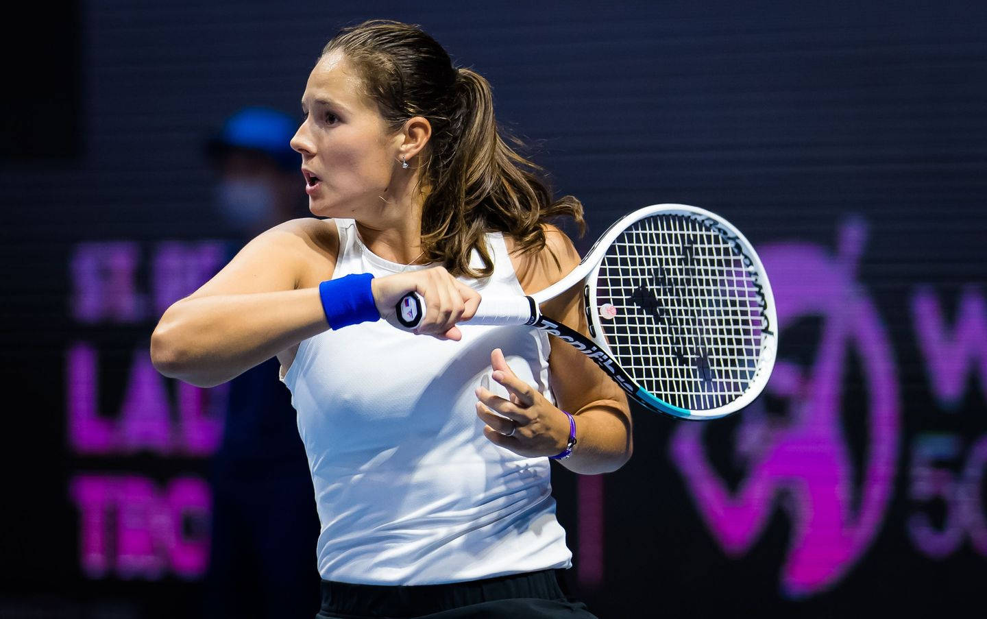 Athletic 桌布 壁紙 — 一位女網球運動員在充滿活力的紫色數位背景下，全神貫注地揮拍。