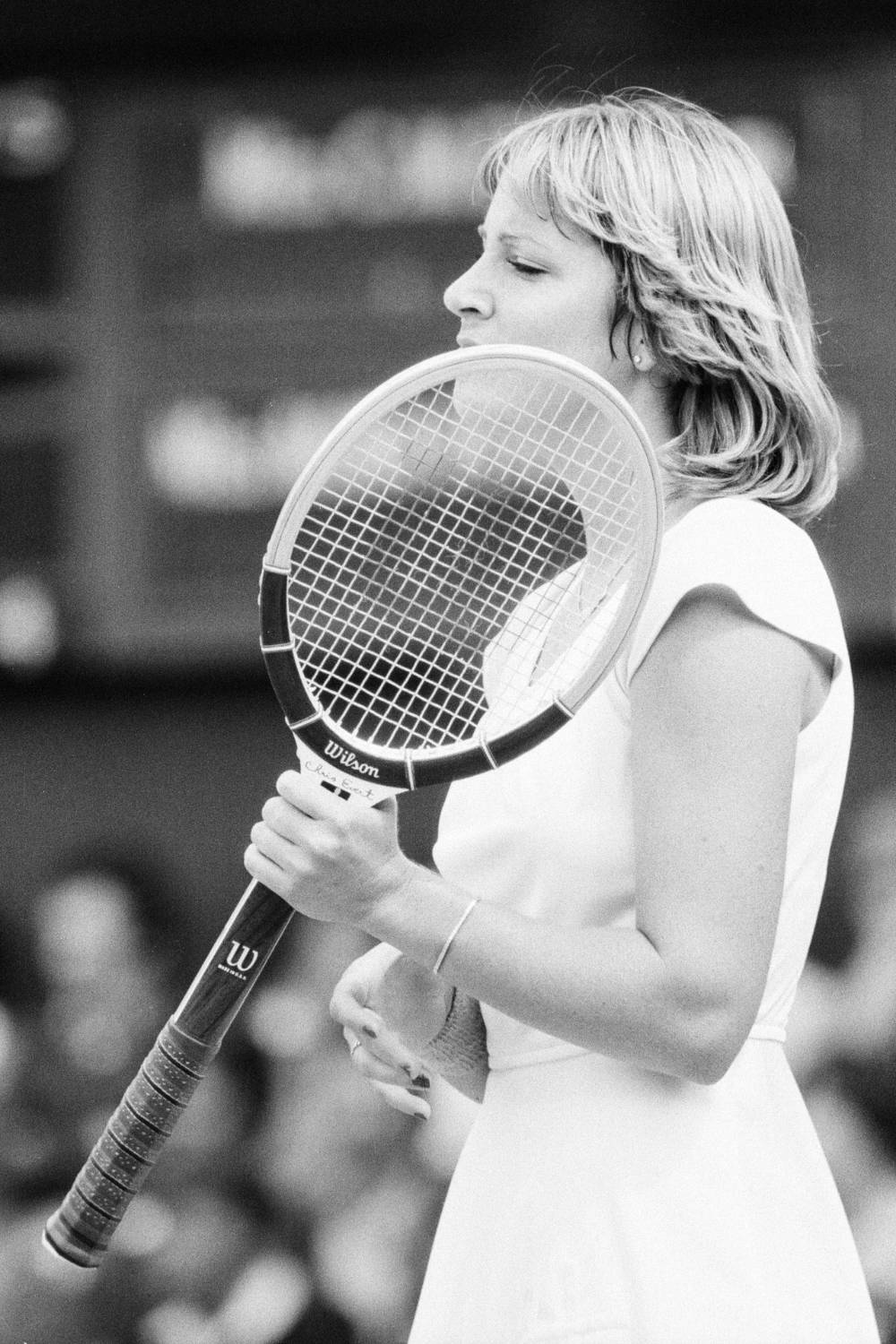 Tennis 桌布 壁紙 — 一位女網球運動員手持Wilson球拍、專注姿勢的黑白肖像。