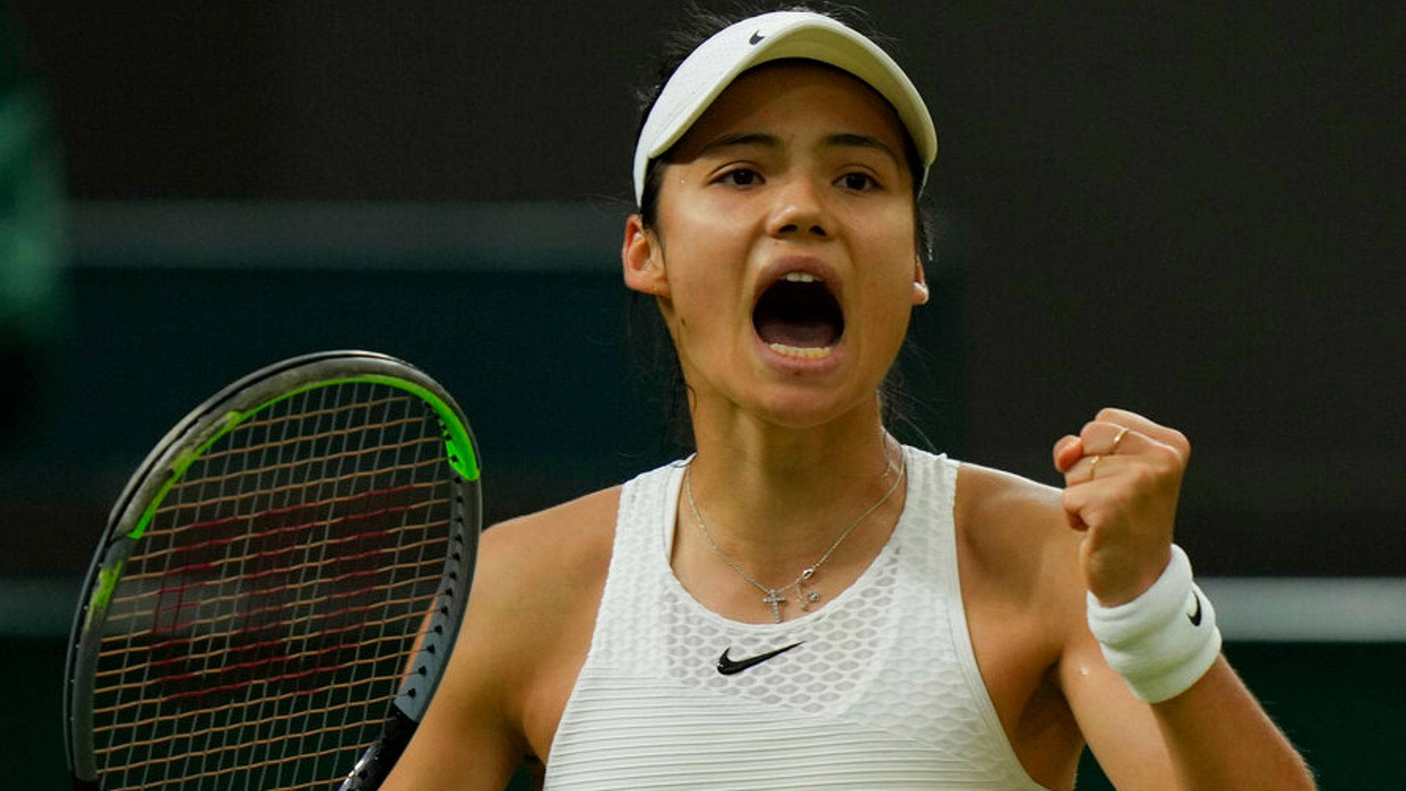 Emma 桌布 壁紙 — 一位女網球選手在球場上握緊拳頭、張開嘴巴慶祝勝利。