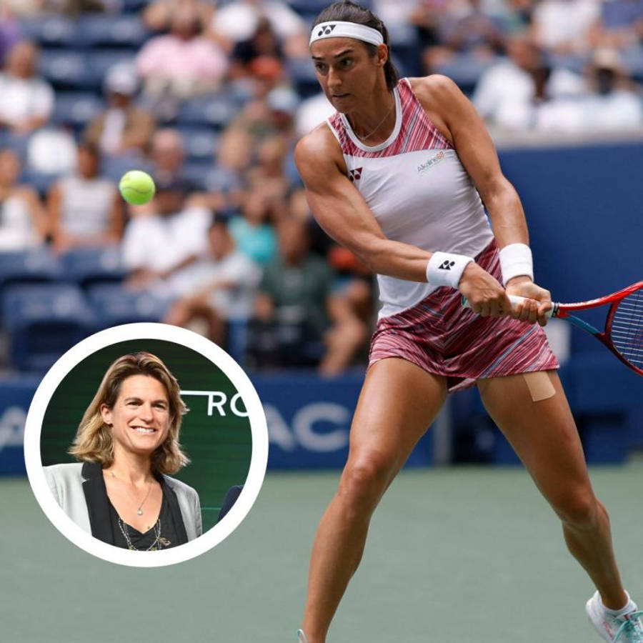 Athlete 桌布 壁紙 — 一位女網球選手在綠色球場上揮拍中，背景有群眾，以及一個微笑女性的圓形插圖照片。
