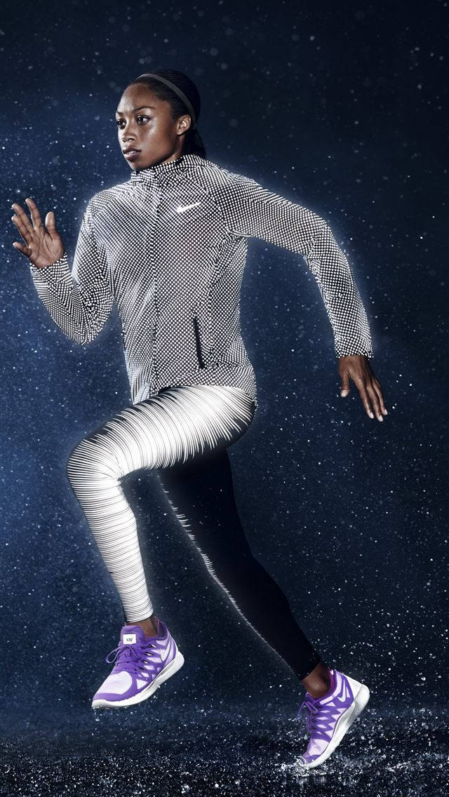Nike iPhone 桌布 壁紙 — 一位女跑者在滿天星斗的夜空下奔跑，四肢帶有發光的白色運動線條。