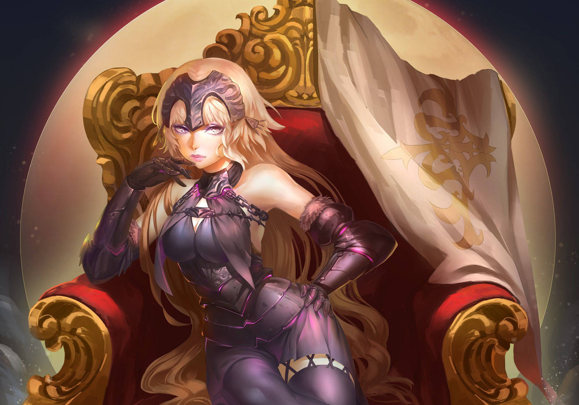 Fate 桌布 壁紙 — 一位威嚴的動漫女王，金髮紫甲，自信地坐在金色王座上，背景是發光的月亮。