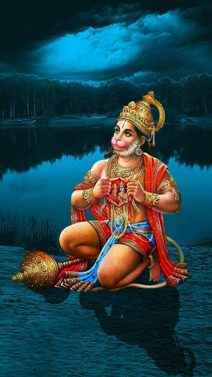 hanuman 4K HD 桌布 壁紙 — 一位威嚴的哈努曼穿著華麗的紅色和金色服飾，在暴風雨藍天下盤腿坐在水上。