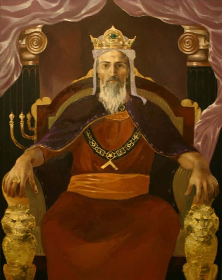 King Solomon 桌布 壁紙 — 一位威嚴的國王，留著長長的白鬍子，坐在華麗的金色王座上，戴著王冠，穿著皇家長袍，在垂掛的紫色窗簾下。