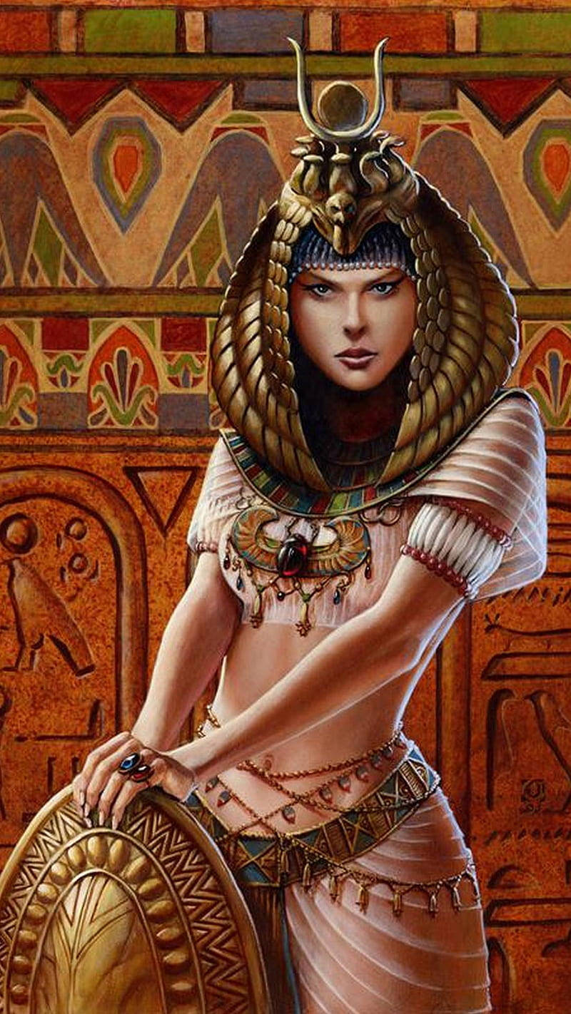 Cleopatra 桌布 壁紙 — 一位威嚴的埃及女王，戴著眼鏡蛇頭飾和華麗珠寶，站在象形文字牆前，手持金色盾牌。