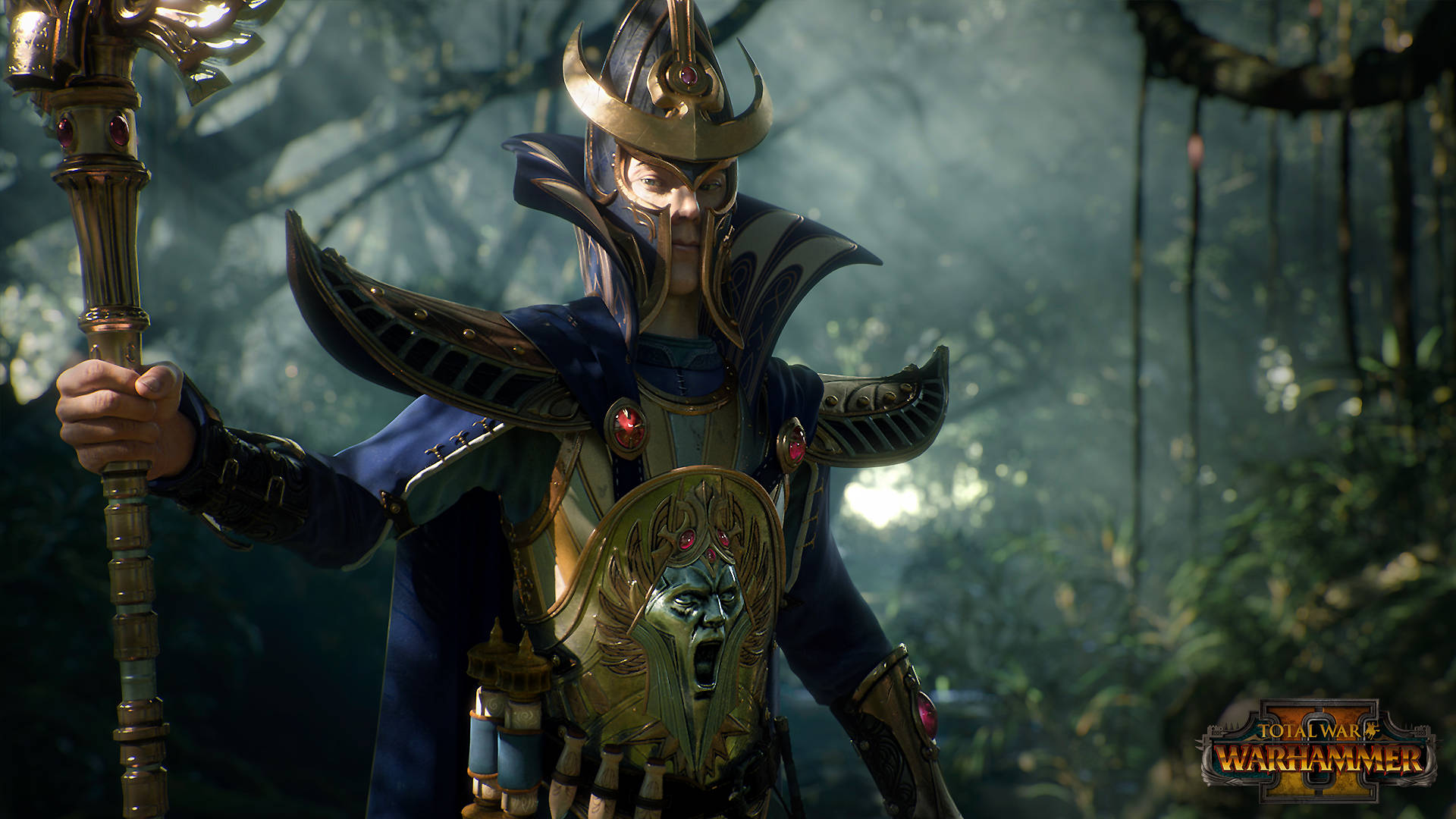 Total War Warhammer 2 桌布 壁紙 — 一位威嚴的奇幻戰士，身穿華麗的金色盔甲和藍色斗篷，站在迷霧森林中，手持鑲有寶石的法杖。
