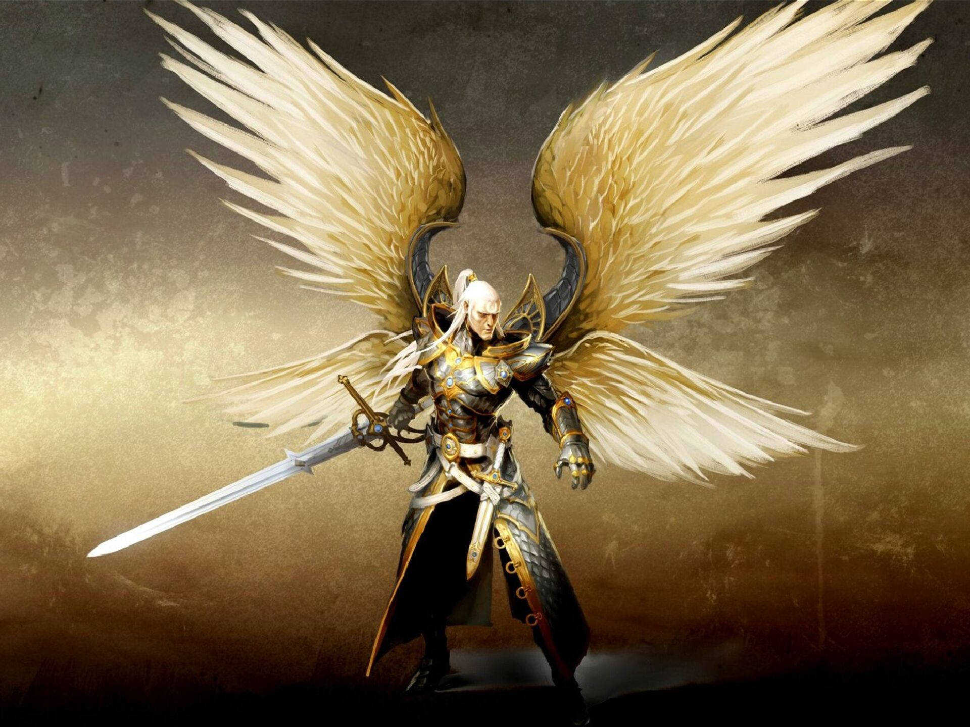 angels 桌布 壁紙 — 一位威嚴的武裝天使，金色翅膀，手持劍，站在紋理溫暖色調的背景前。