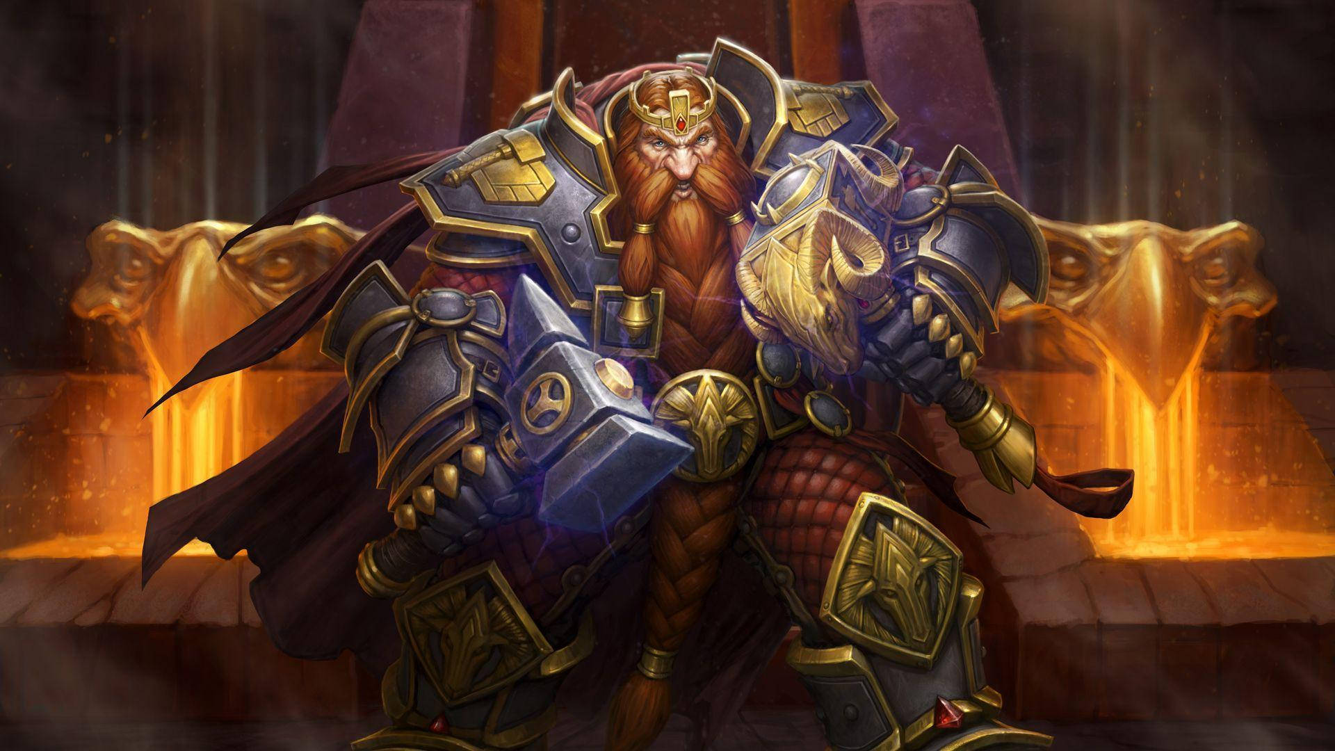Hearthstone 桌布 壁紙 — 一位威嚴的矮人戰士身穿華麗的藍色和金色盔甲，挑釁地站在火焰王座前，手持發光的錘子。