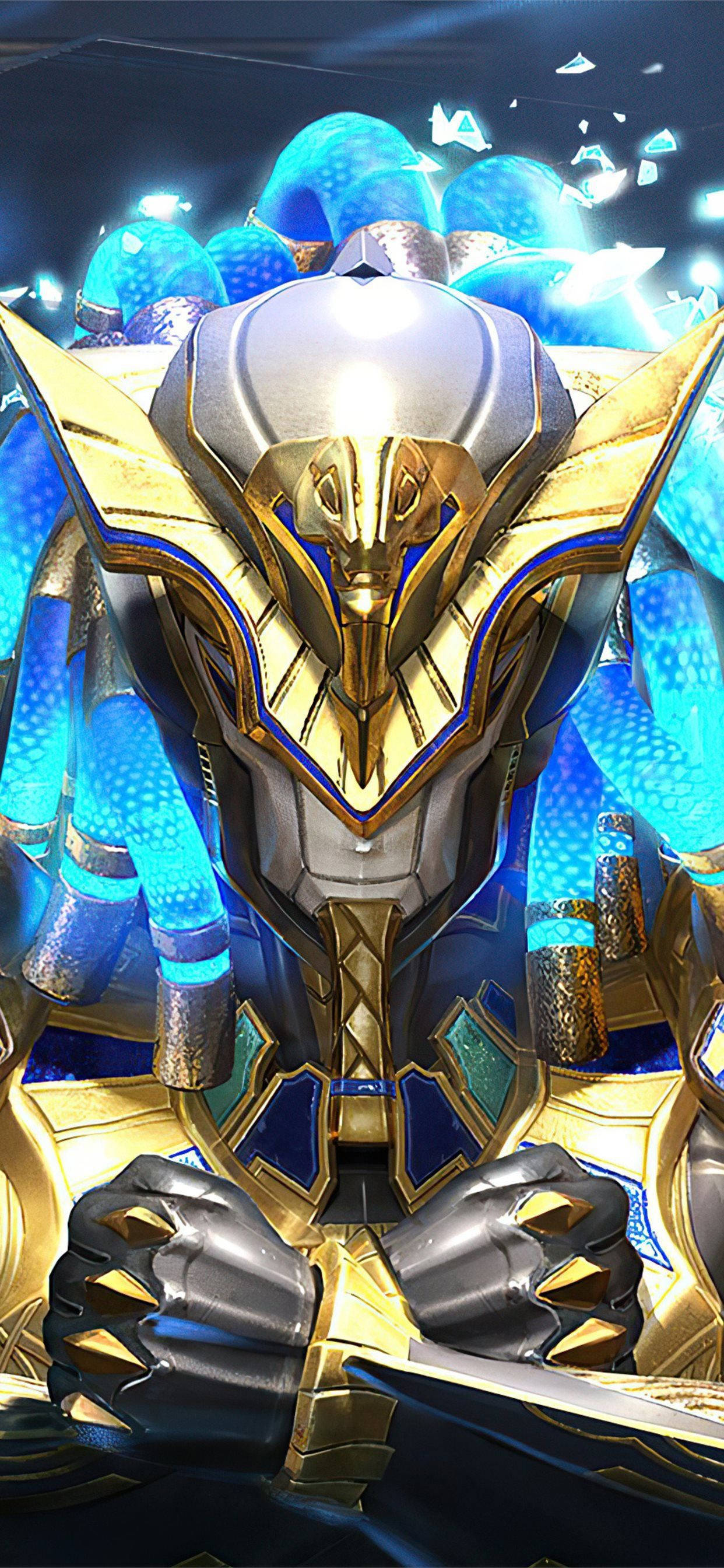 pubg pharaoh 桌布 壁紙 — 一位威嚴的裝甲戰士，身穿金色和藍色發光盔甲，以戲劇性的姿勢站立，周圍漂浮著能量碎片。
