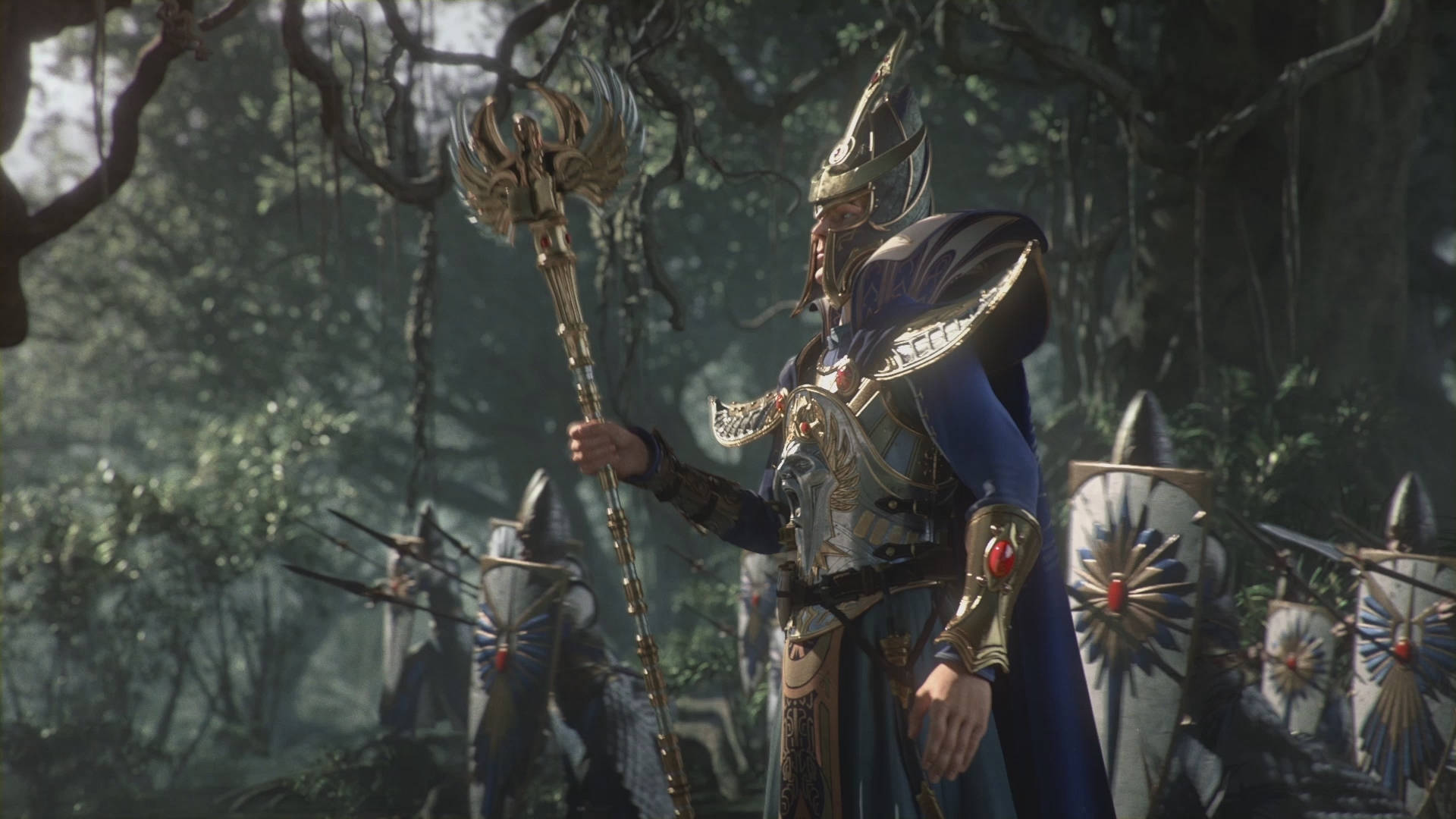 Total War Warhammer 2 桌布 壁紙 — 一位威嚴的裝甲戰士手持金色權杖，站在迷霧森林中，兩側是手持華麗盾牌的士兵。