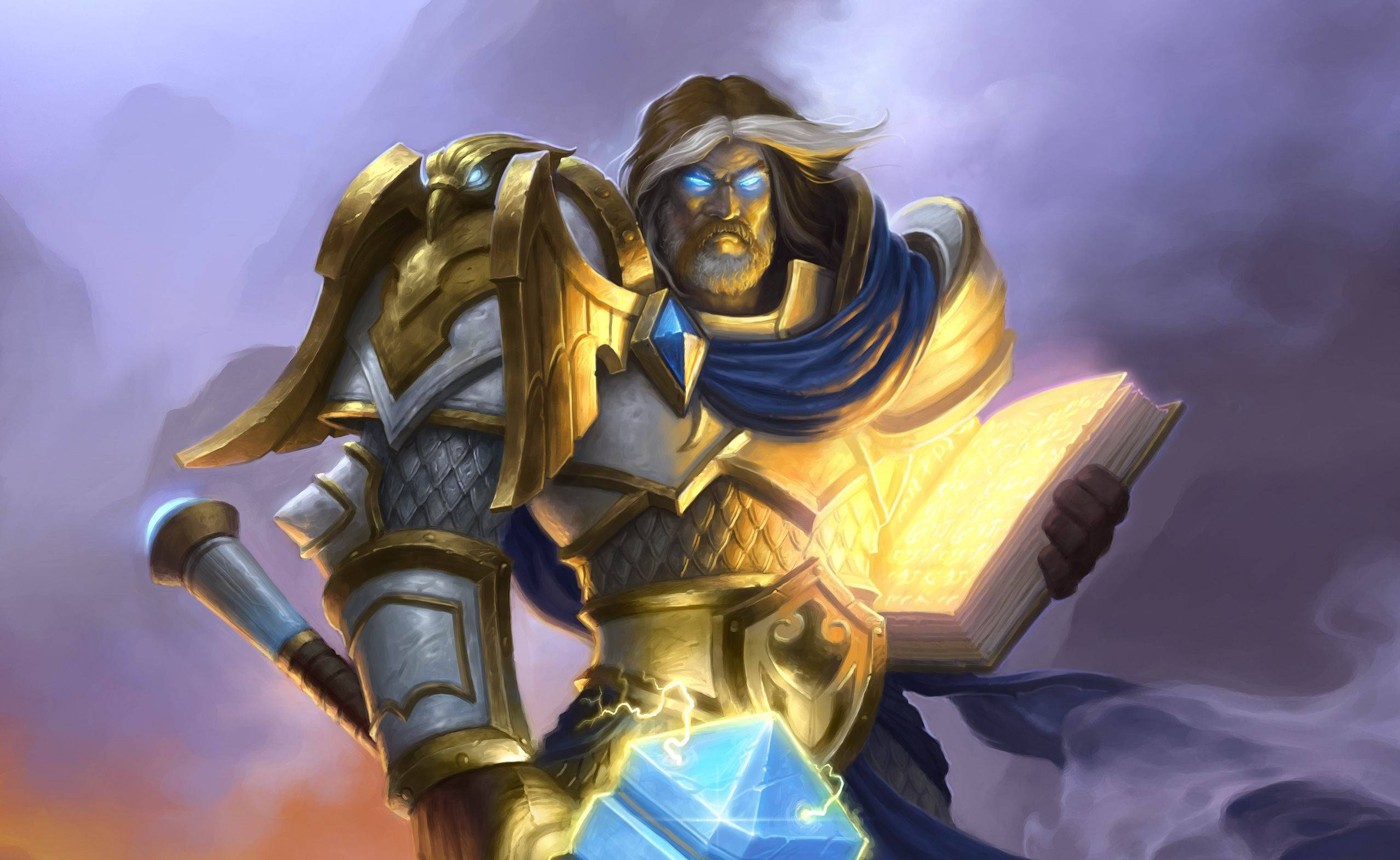 Hearthstone 桌布 壁紙 — 一位威嚴的裝甲英雄，擁有發光的藍色眼睛，在暴風雨的紫色天空下拿著一本發光的書和一個發光的水晶。