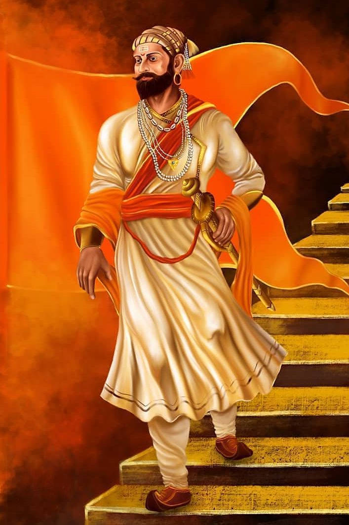 Chhatrapati Shivaji Maharaj 桌布 壁紙 — 一位威嚴的鬍鬚男子身穿華麗的奶油色和橙色長袍，在火橙色背景下走下金色樓梯。