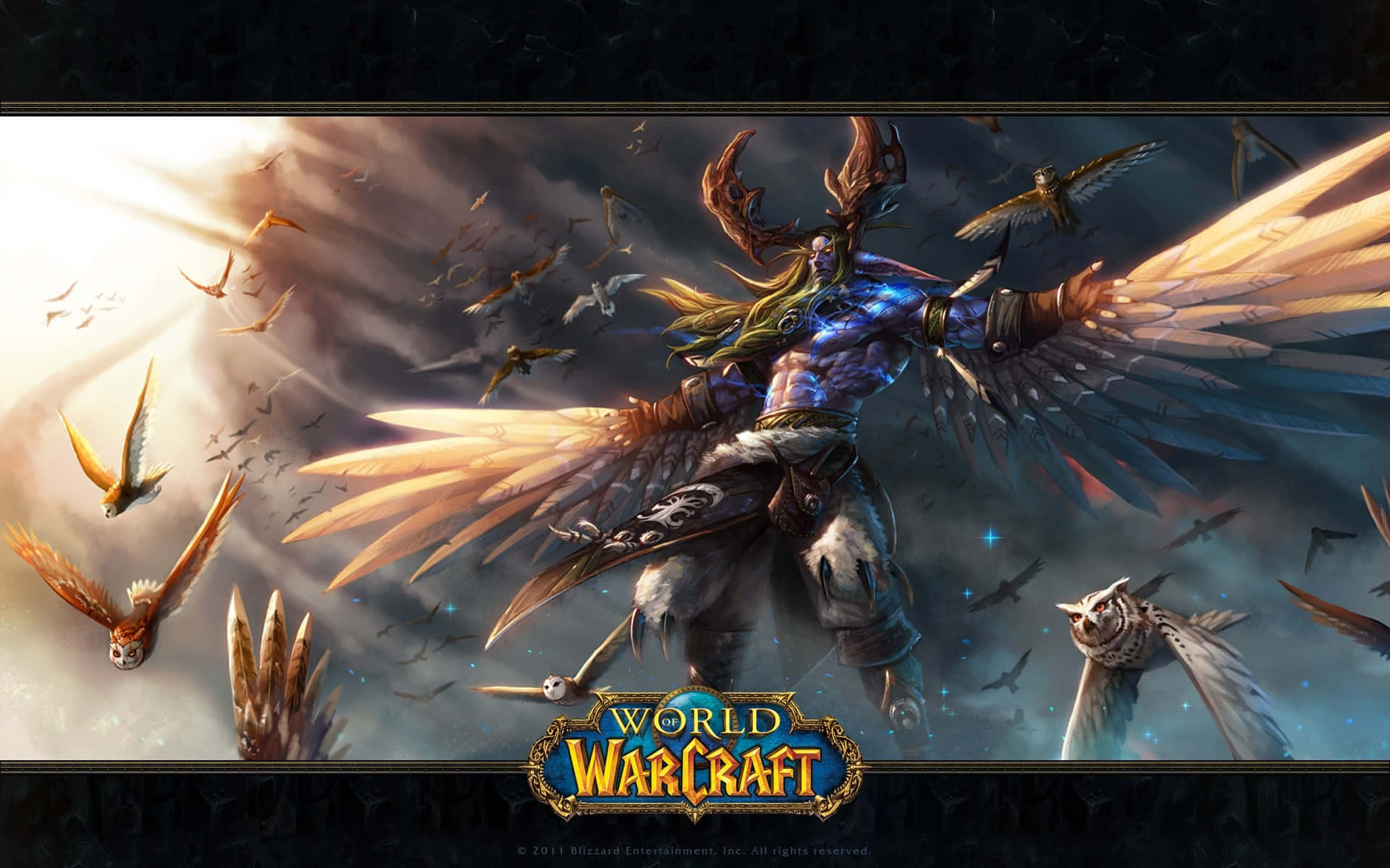 World Of Warcraft 1920x1080 桌布 壁紙 — 一位威風凜凜的帶翼戰士，擁有發光的藍色皮膚和華麗的盔甲，在戲劇性的天空下站在一群鳥之中。