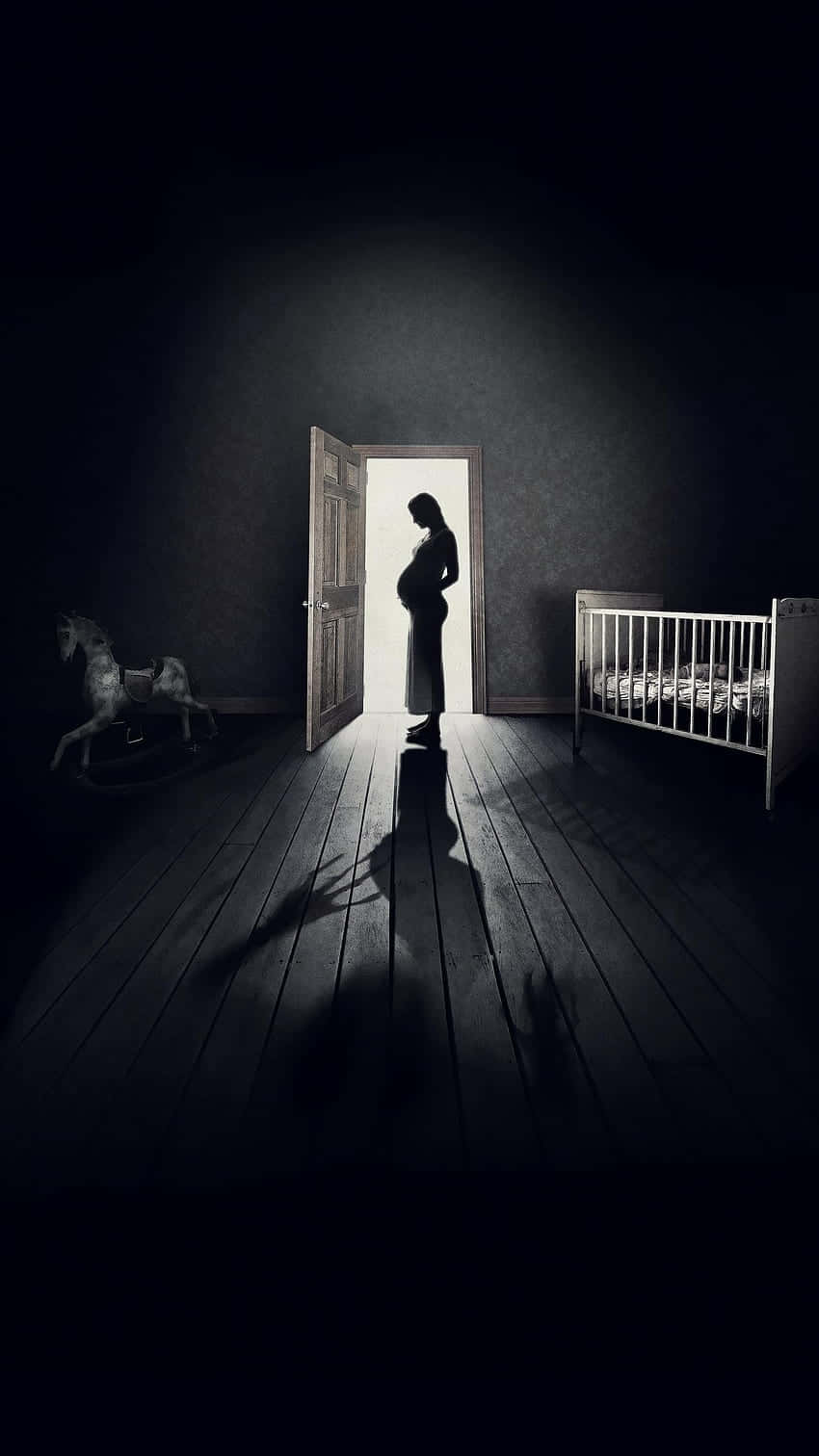 Pregnant 桌布 壁紙 — 一位孕婦的剪影站在黑暗育嬰室的門口，在木地板上投下長長的影子，旁邊有搖馬和嬰兒床。