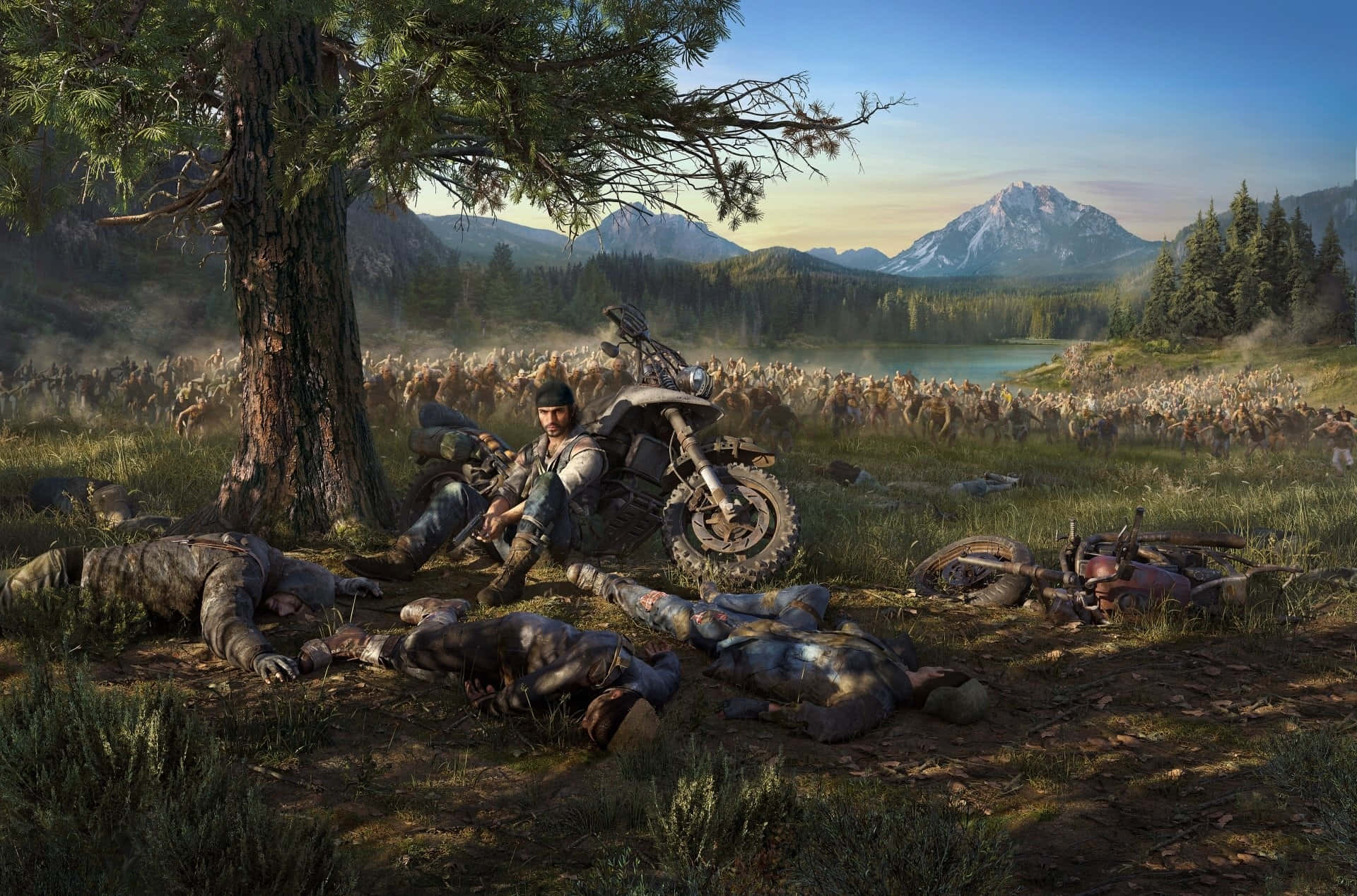 Open-world Games 桌布 壁紙 — 一位孤獨的倖存者坐在他的機車旁，周圍是倒下的戰友，身處霧氣瀰漫的森林空地，遠處有山脈和湖泊。