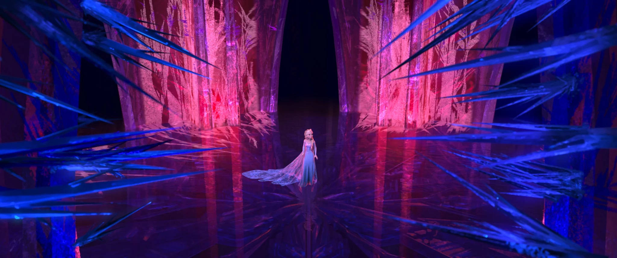 Frozen Castle 桌布 壁紙 — 一位孤獨的公主站在廣闊的冰之大教堂中，發光的藍色尖刺和粉紅色照亮的牆壁反射在鏡面般的地板上。