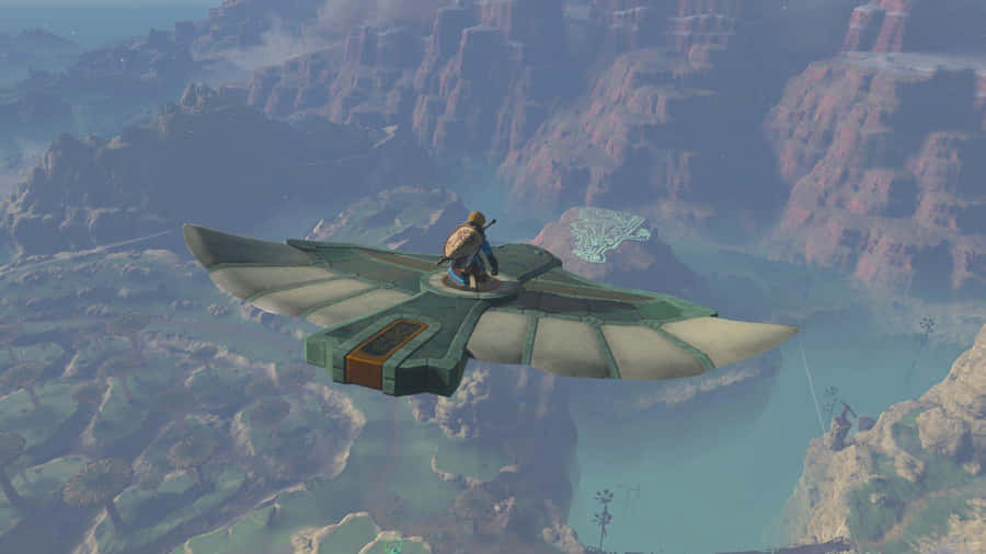The Legend Of Zelda Tears Of The Kingdom 桌布 壁紙 — 一位孤獨的冒險家乘坐滑翔機翱翔在廣闊的峽谷景觀之上，霧氣繚繞的懸崖和遠處發光的廢墟。